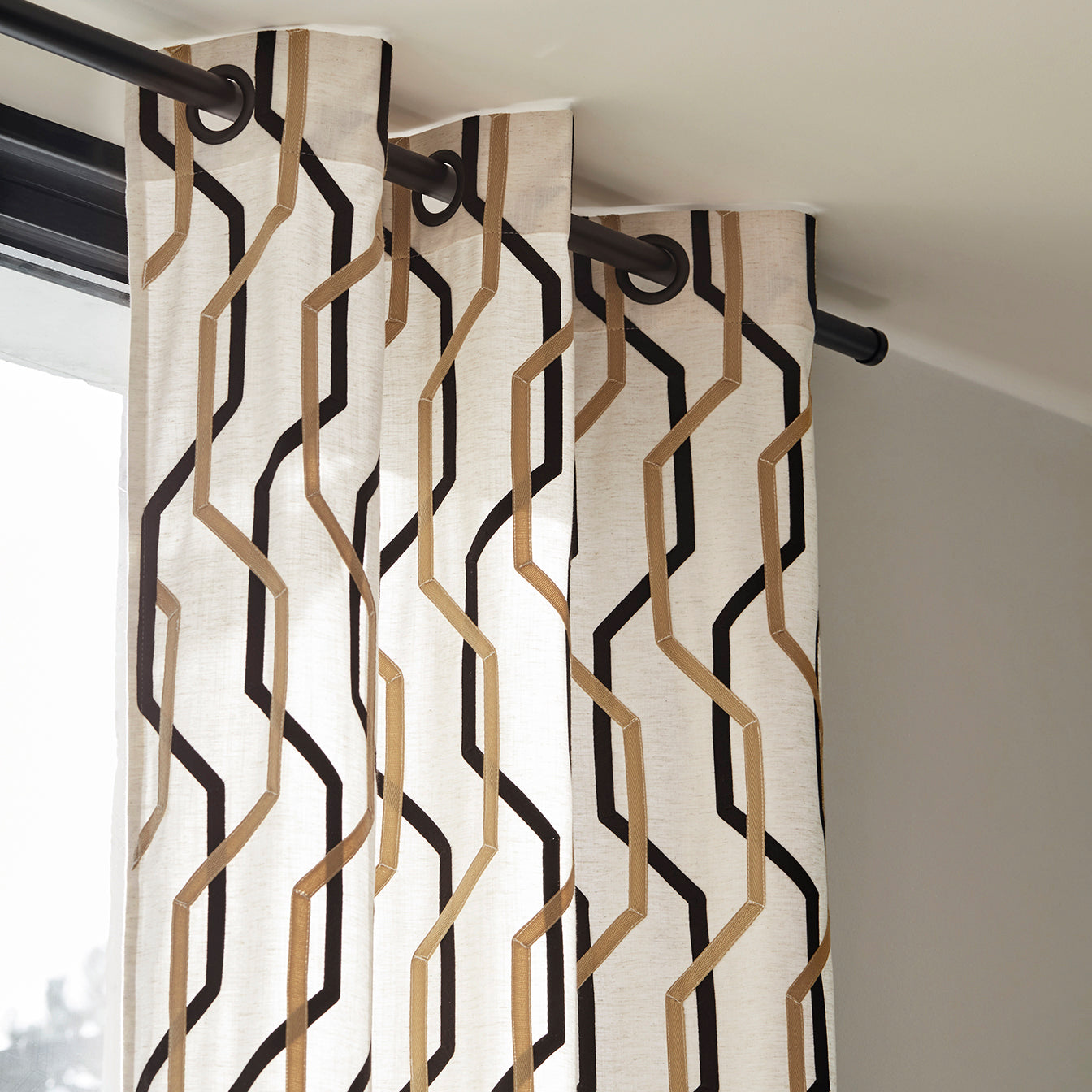 Rideau à oeillets noirs IDRIS naturel et noir