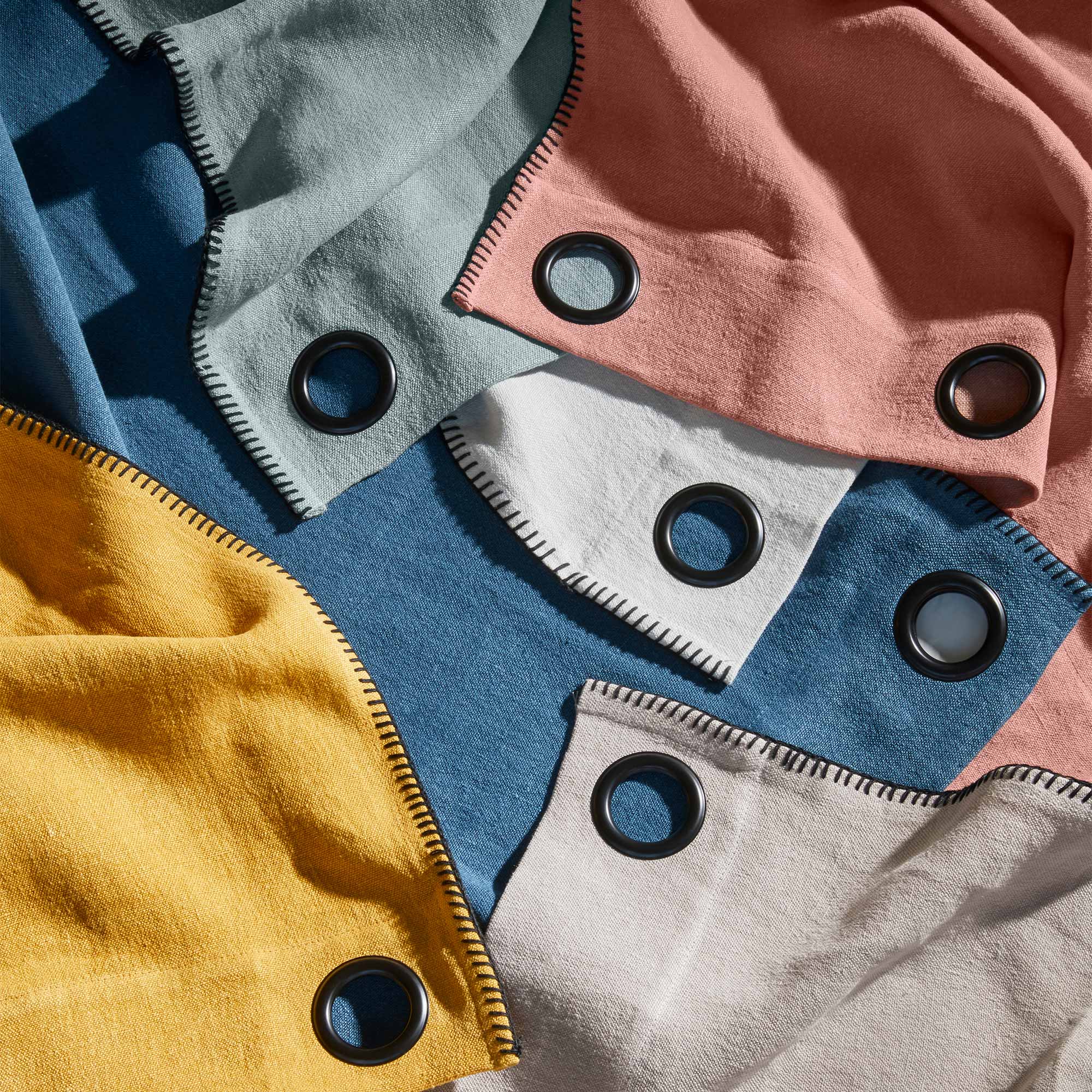 Rideau à oeillets noirs NINO vert de gris et feston noir