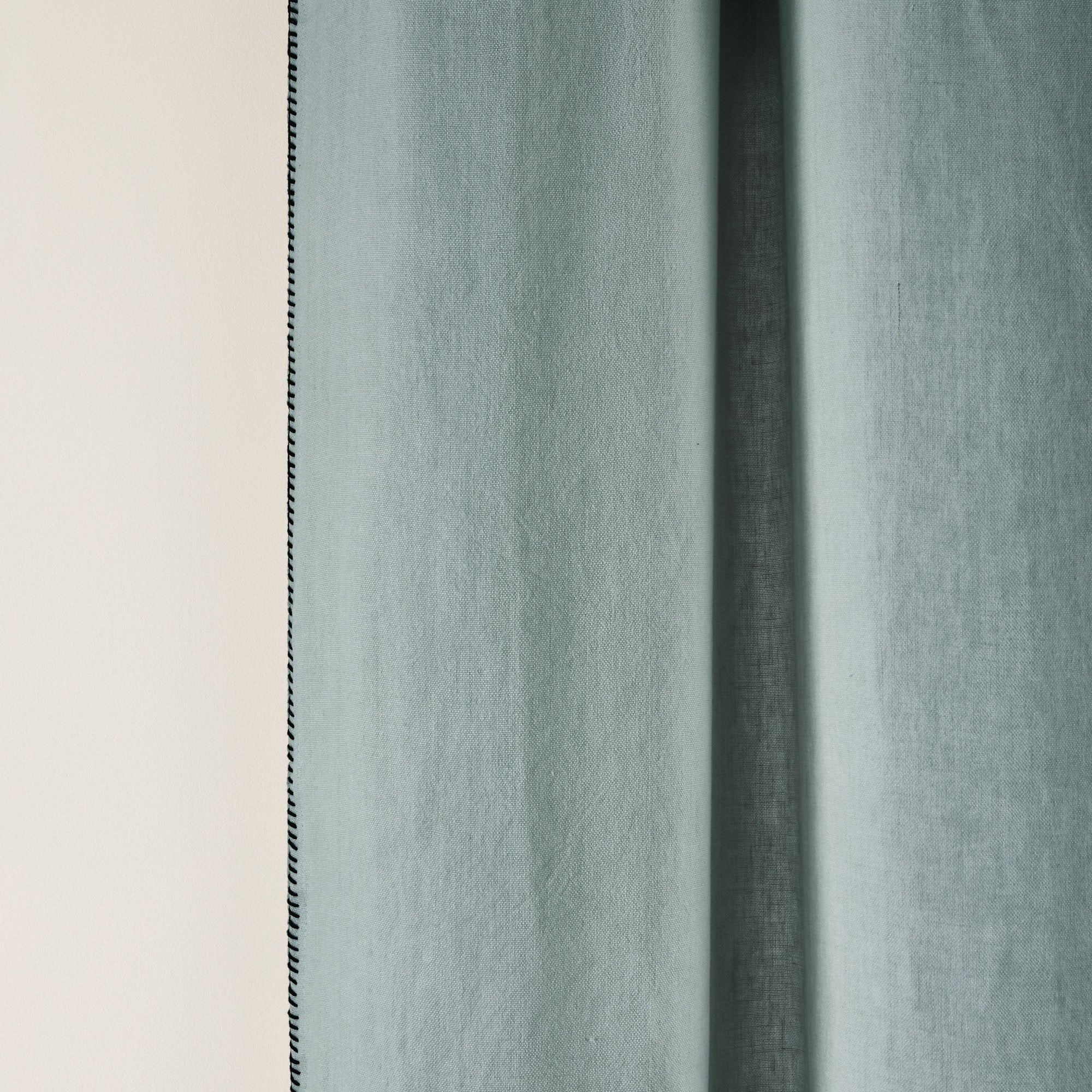 Rideau à oeillets noirs NINO vert de gris et feston noir