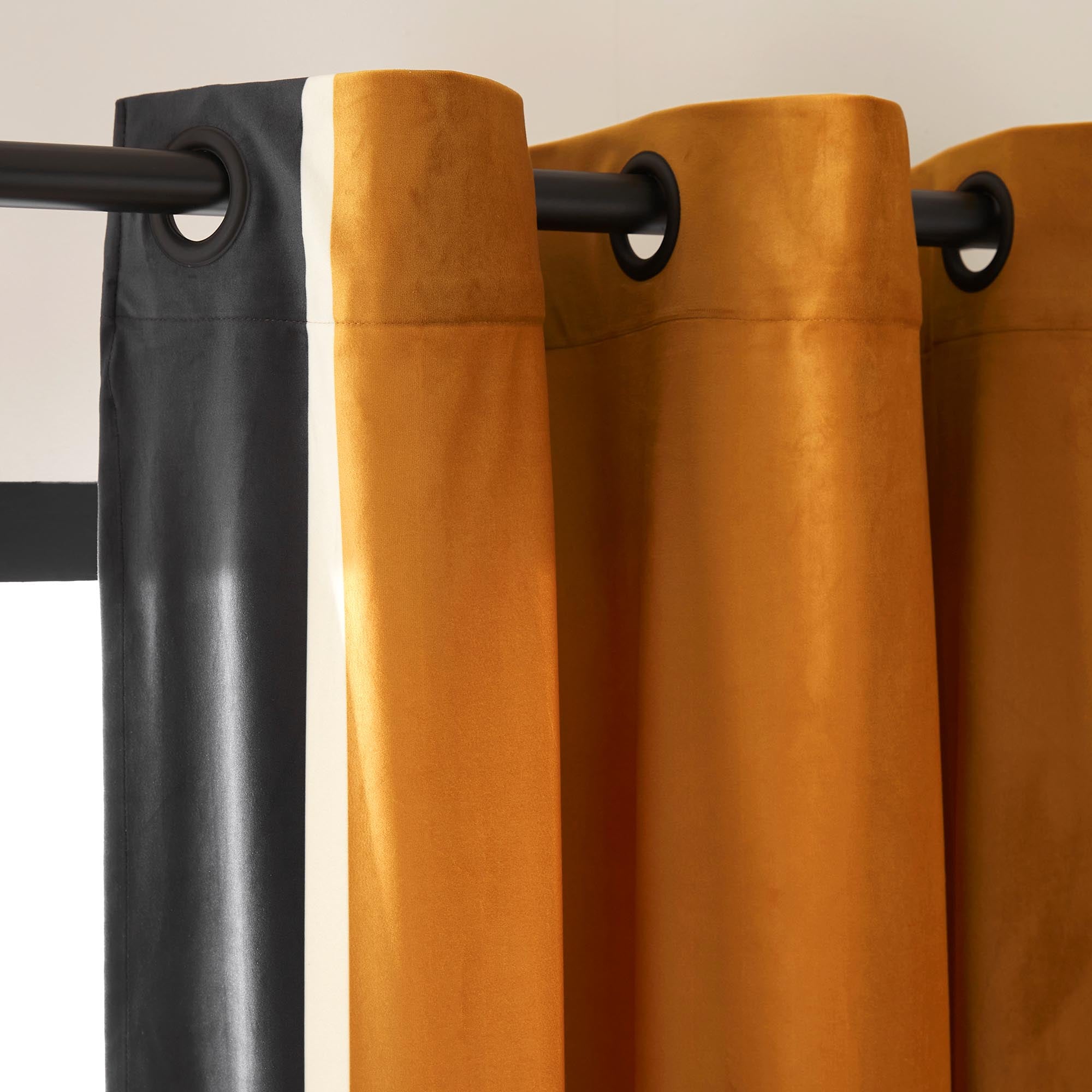 Rideau à oeillets noirs VASCO ocre