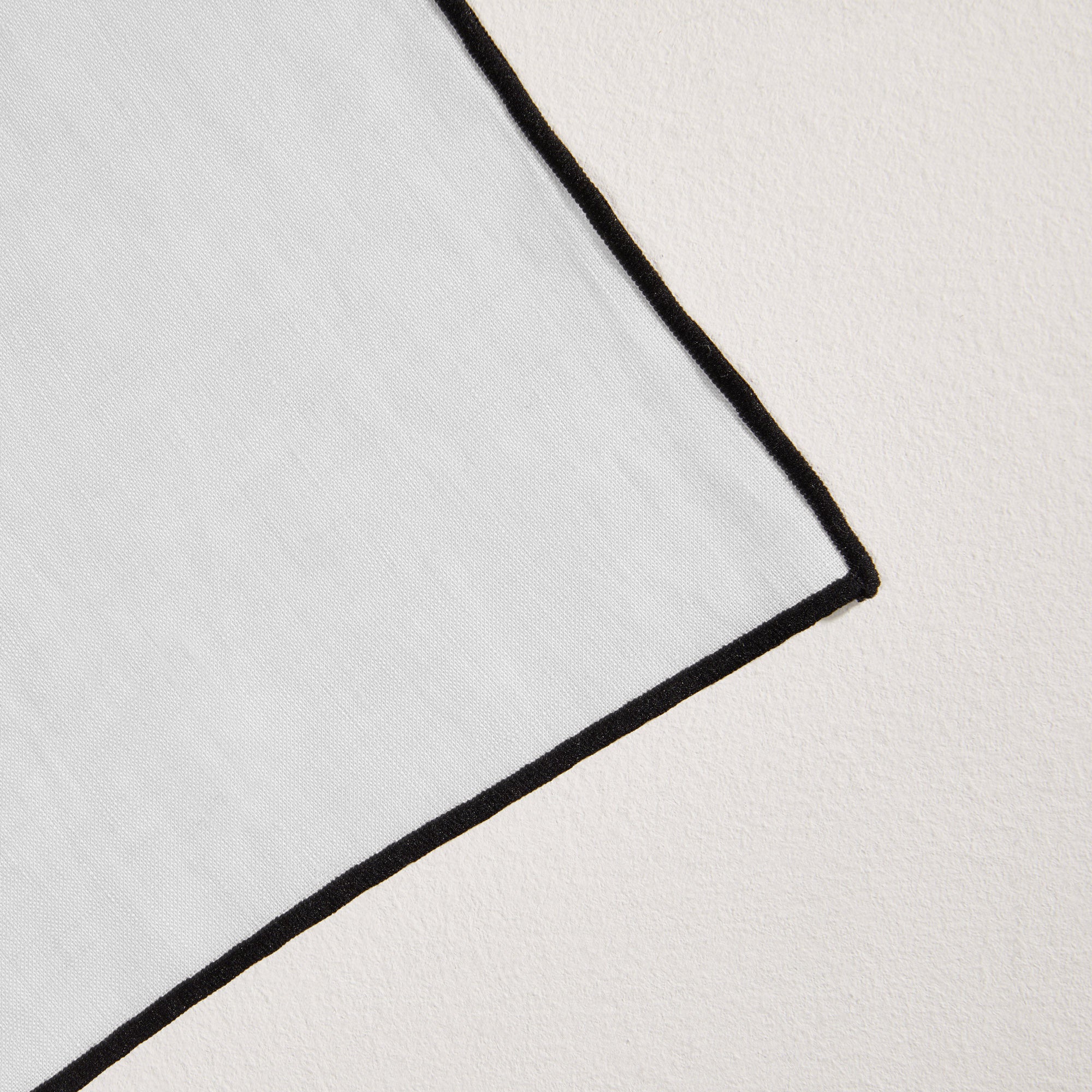 Serviette de table CARLINA blanc pur et bourdon noir