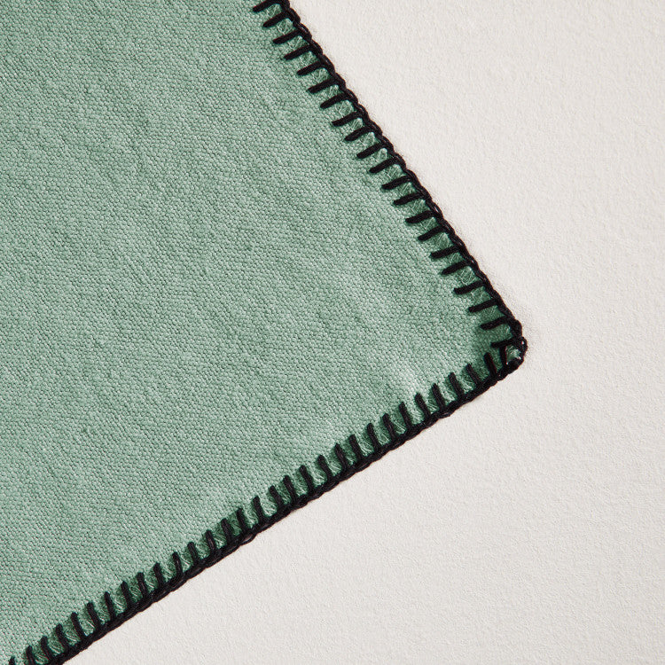 Serviette de table NINO vert de gris et feston noir