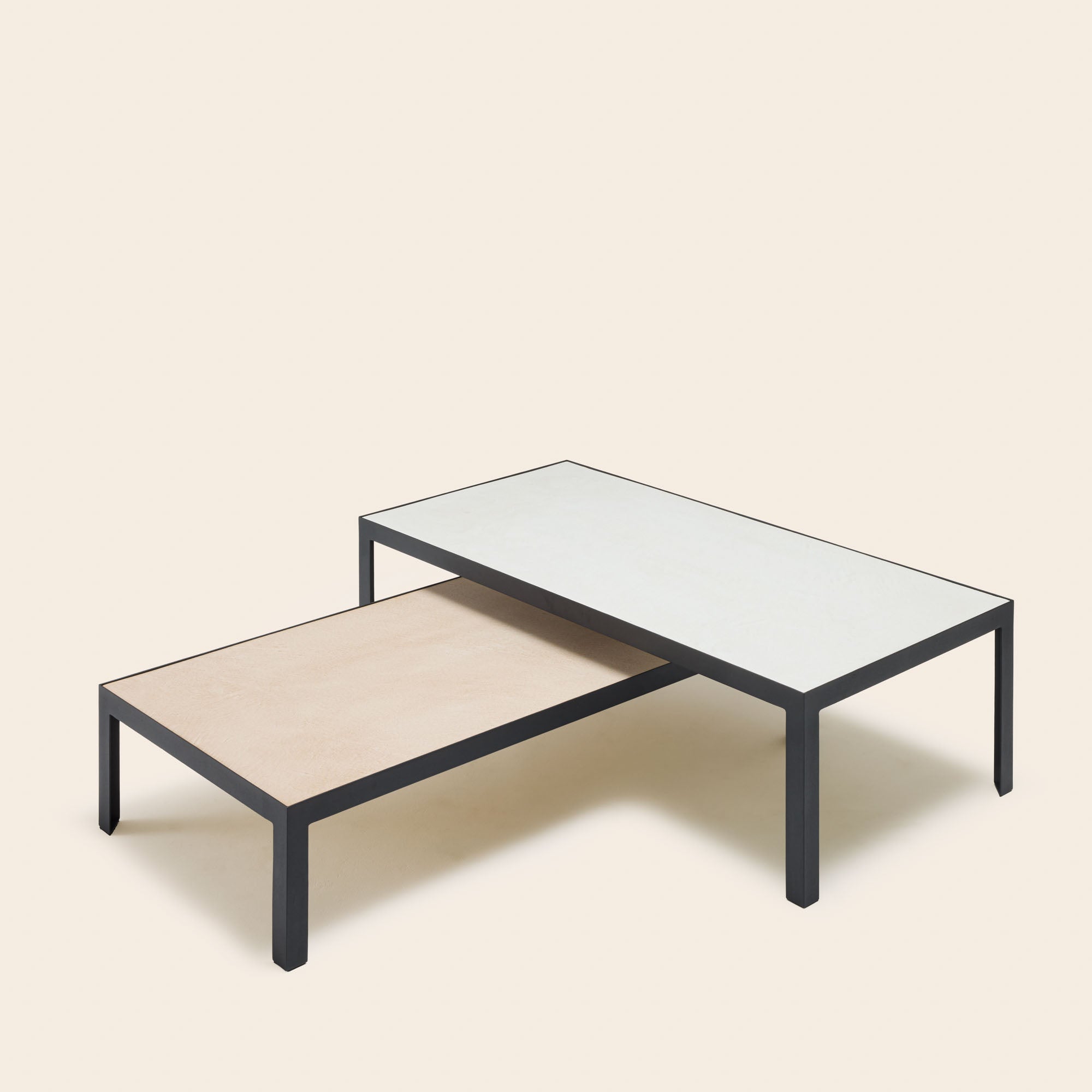 Table basse ORELIA blanc minéral et métal noir et beige poudrée et et métal noir