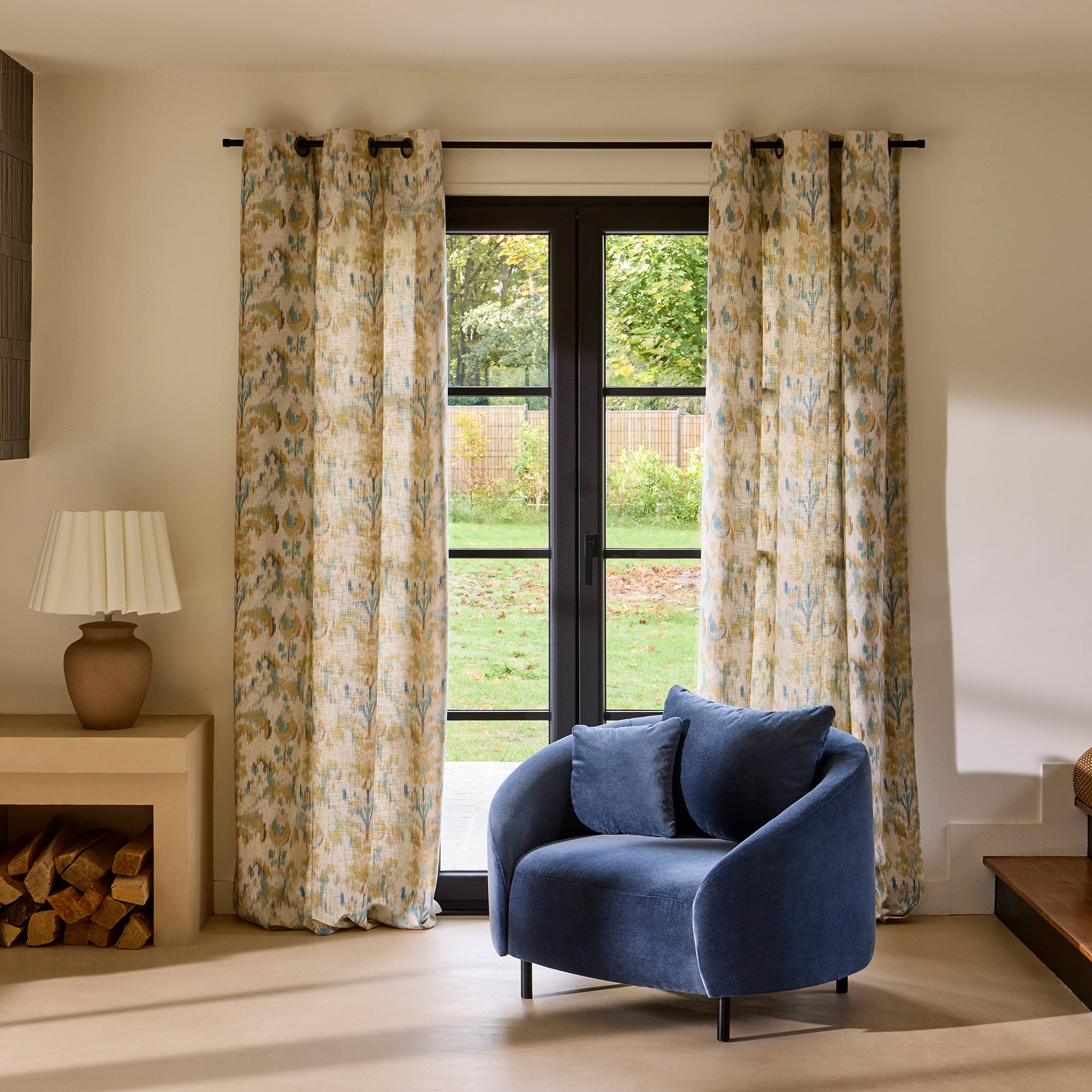 Fauteuil JULIKA velours bleu de gris