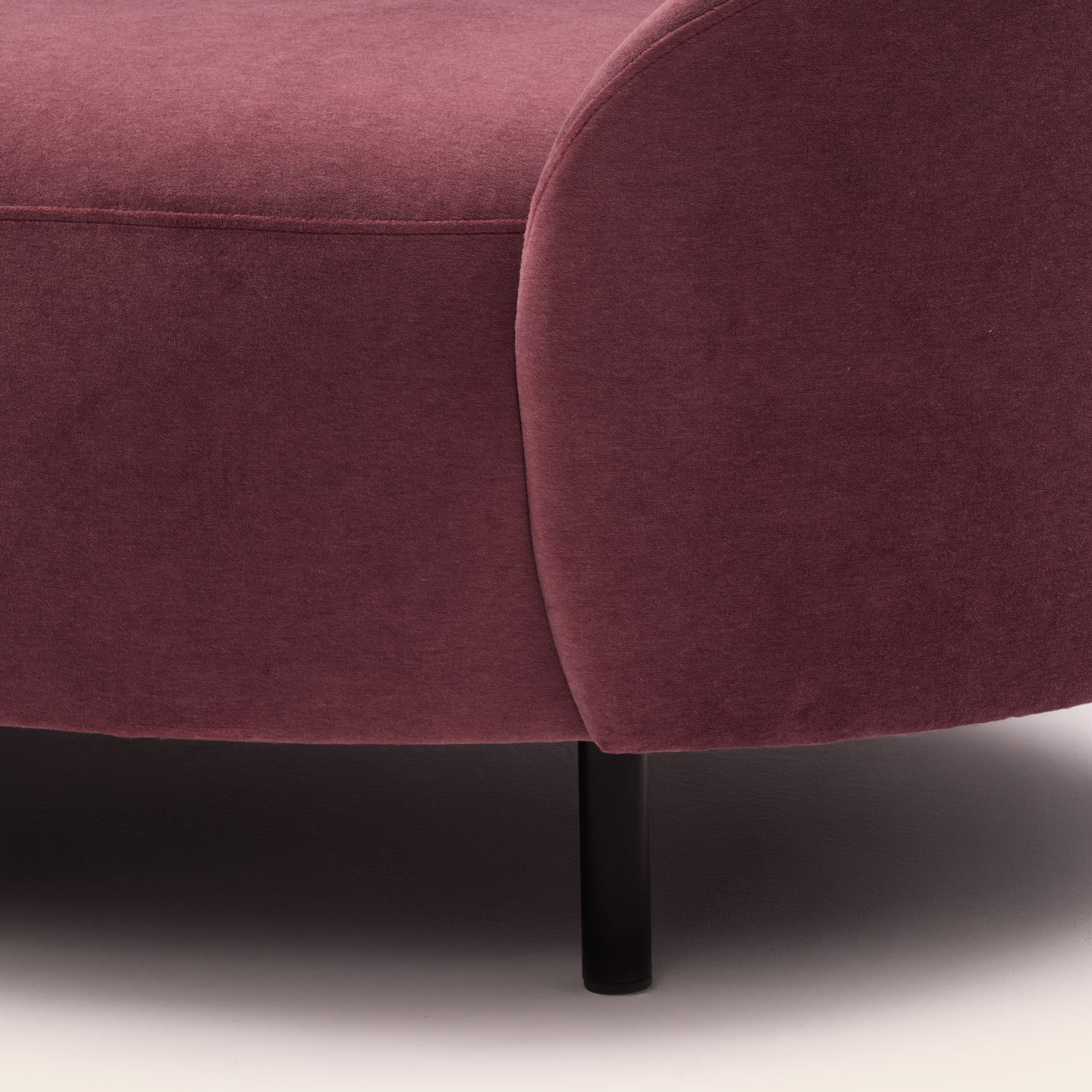 Fauteuil JULIKA velours aubergine douce