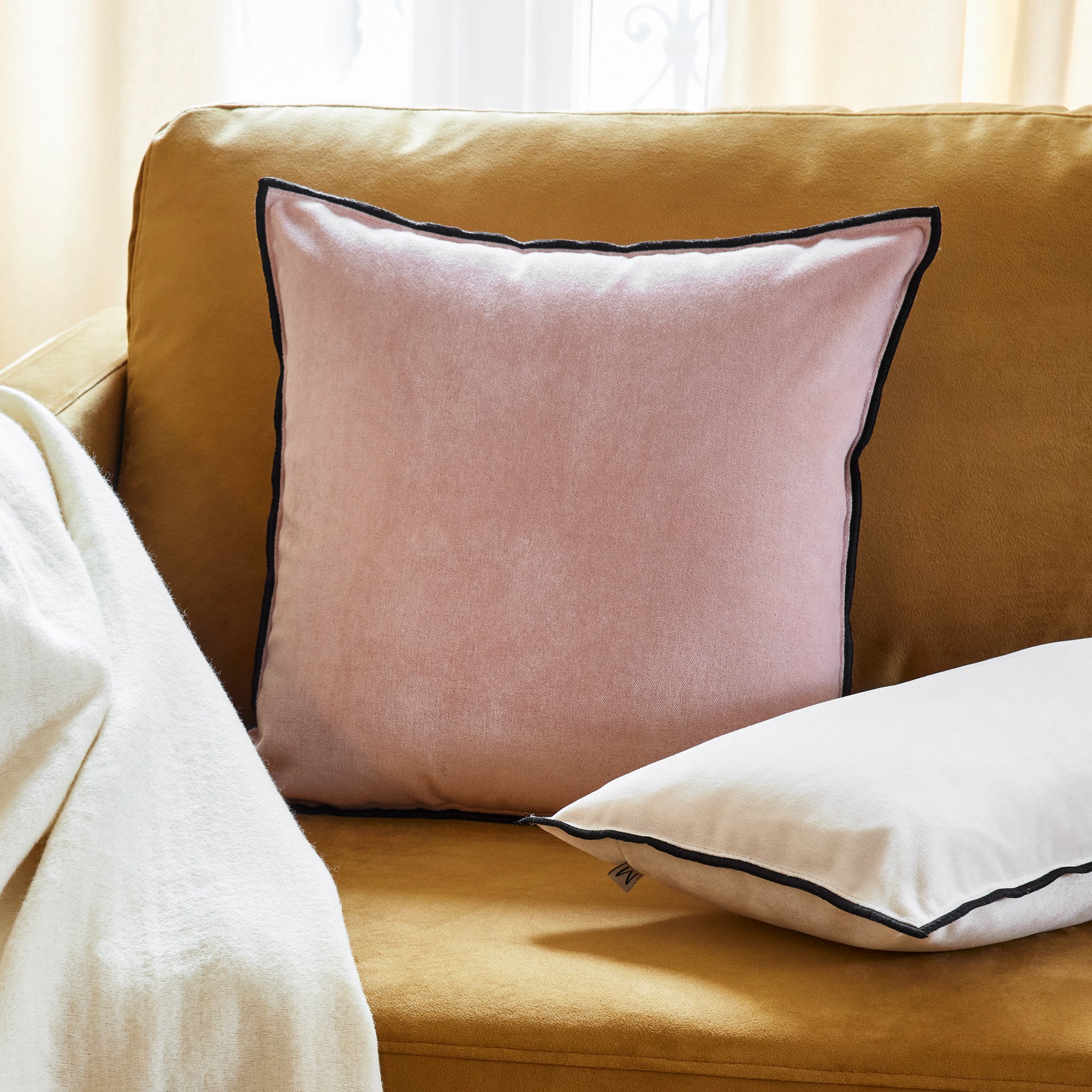 Housse de coussin DARIO eglantine et bourdon noir