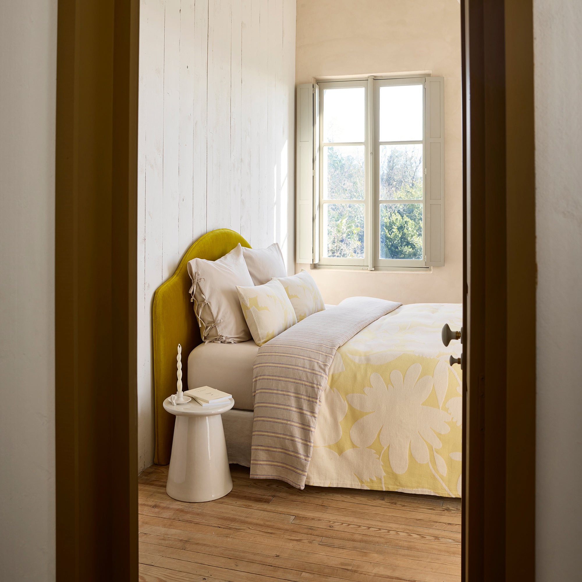 Housse de coussin FLAURIA ivoire et jaune pastel