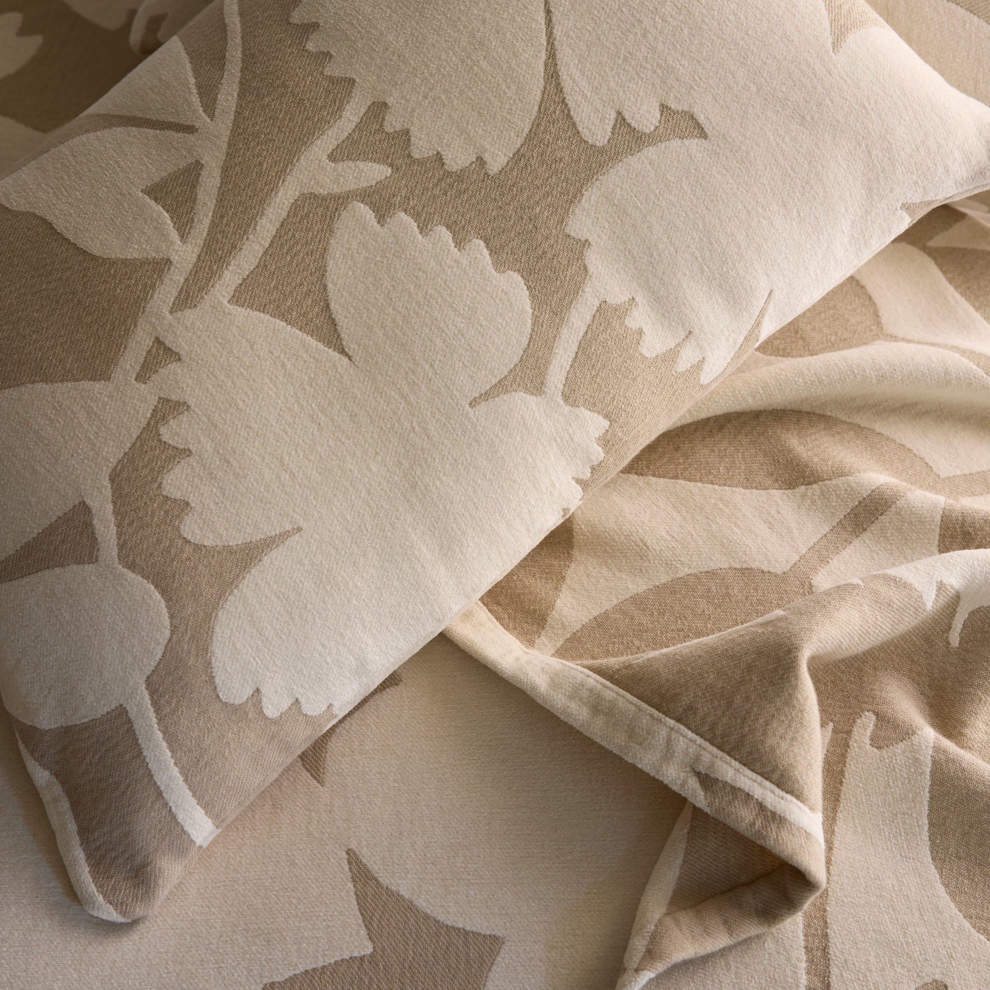 Housse de coussin FLAURIA ivoire et beige chaud