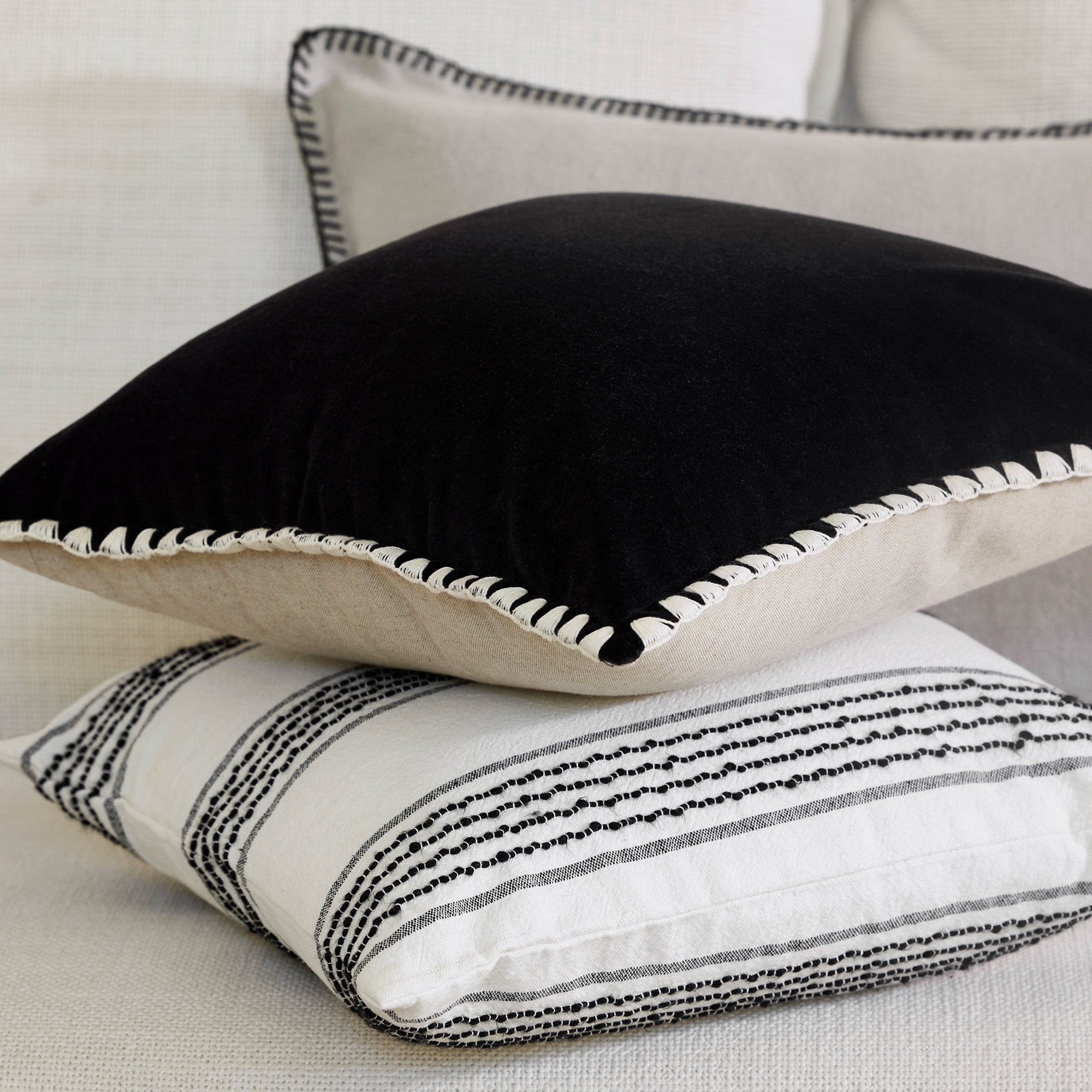 Housse de coussin MALAY blanc et noir