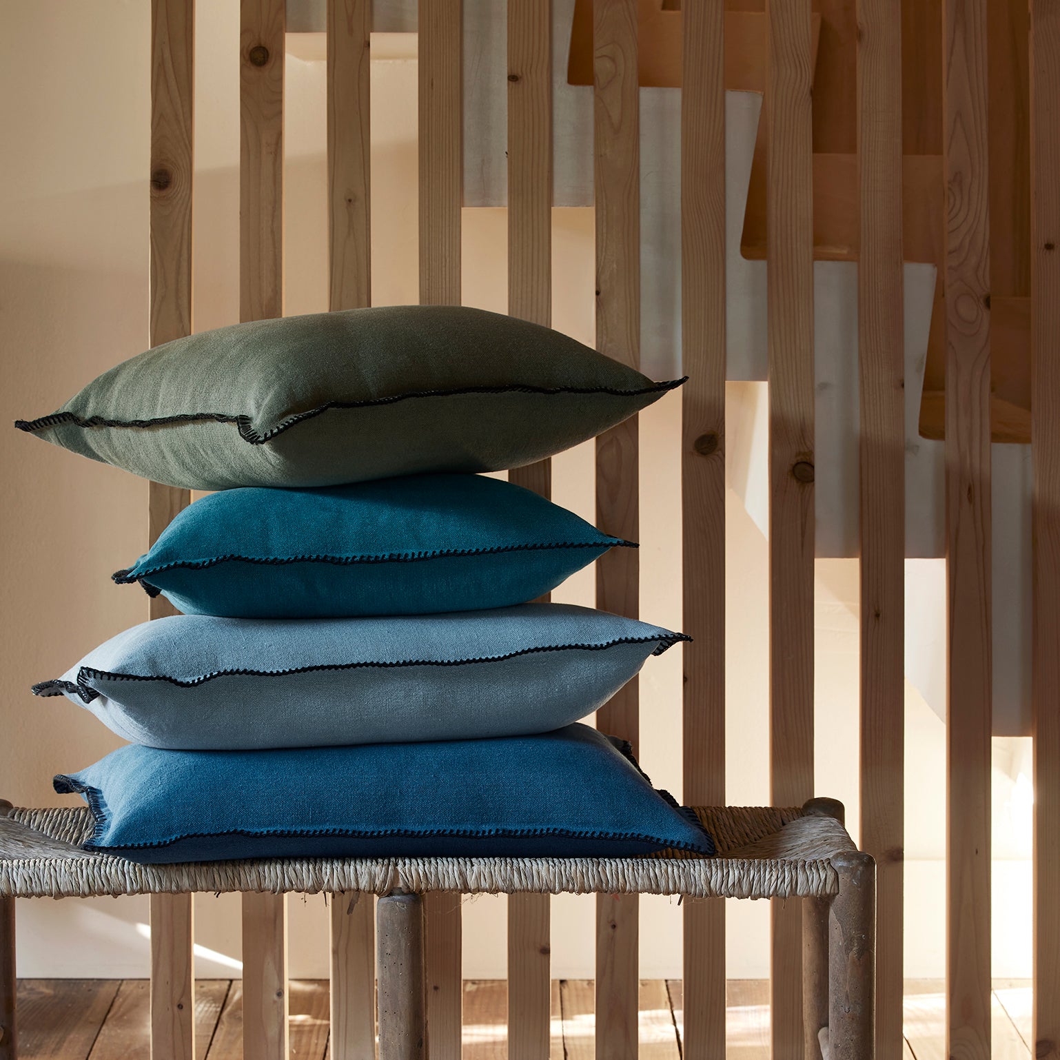 Housse de coussin NINO lagon et feston noir