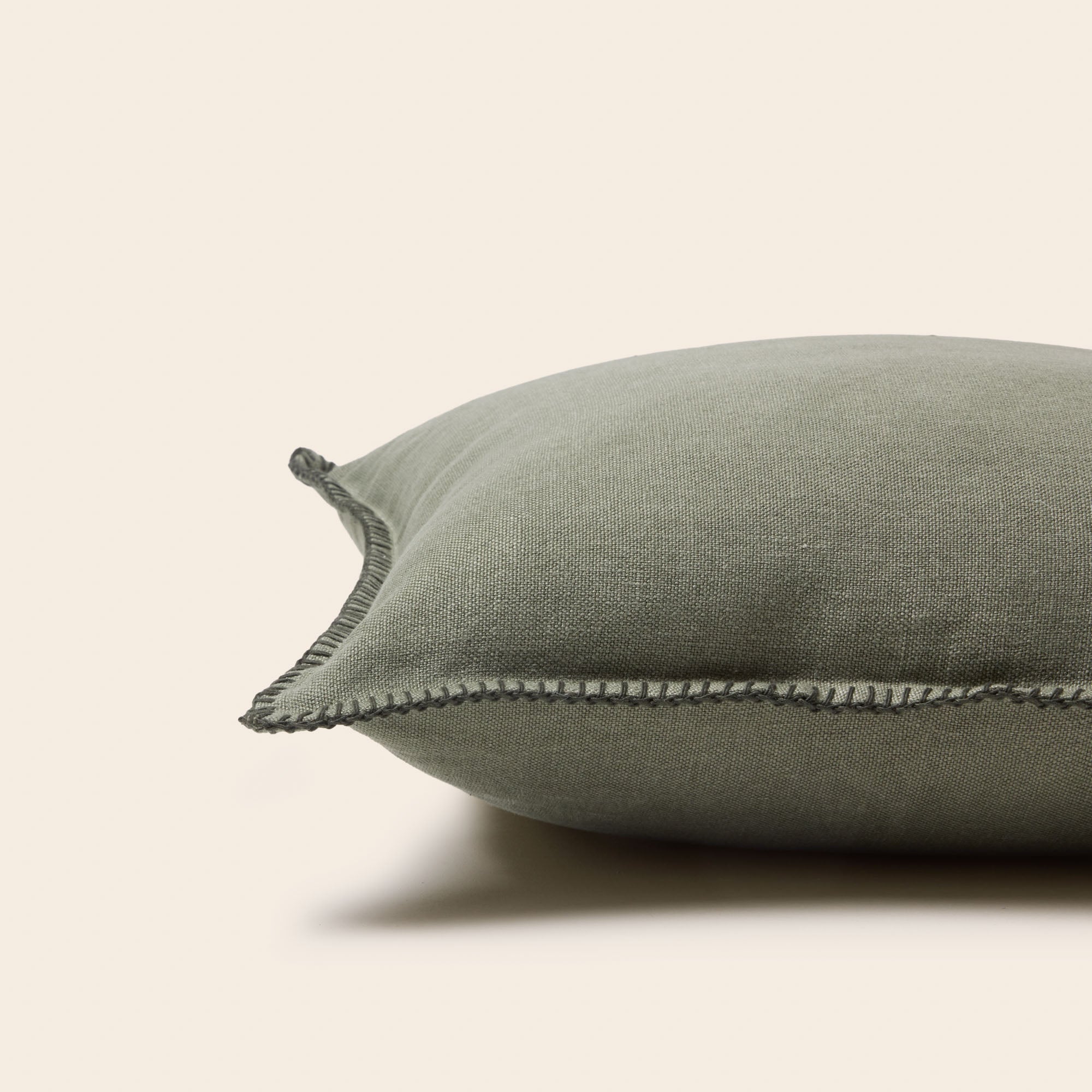 Housse de coussin NINO gris kaki et feston