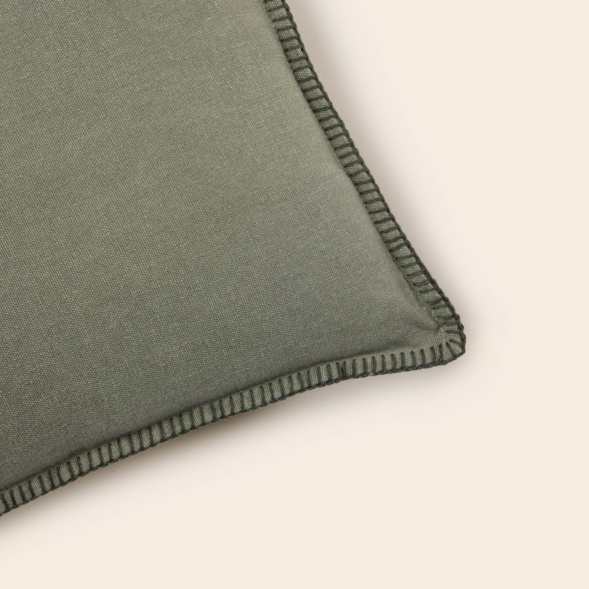 Housse de coussin NINO gris kaki et feston