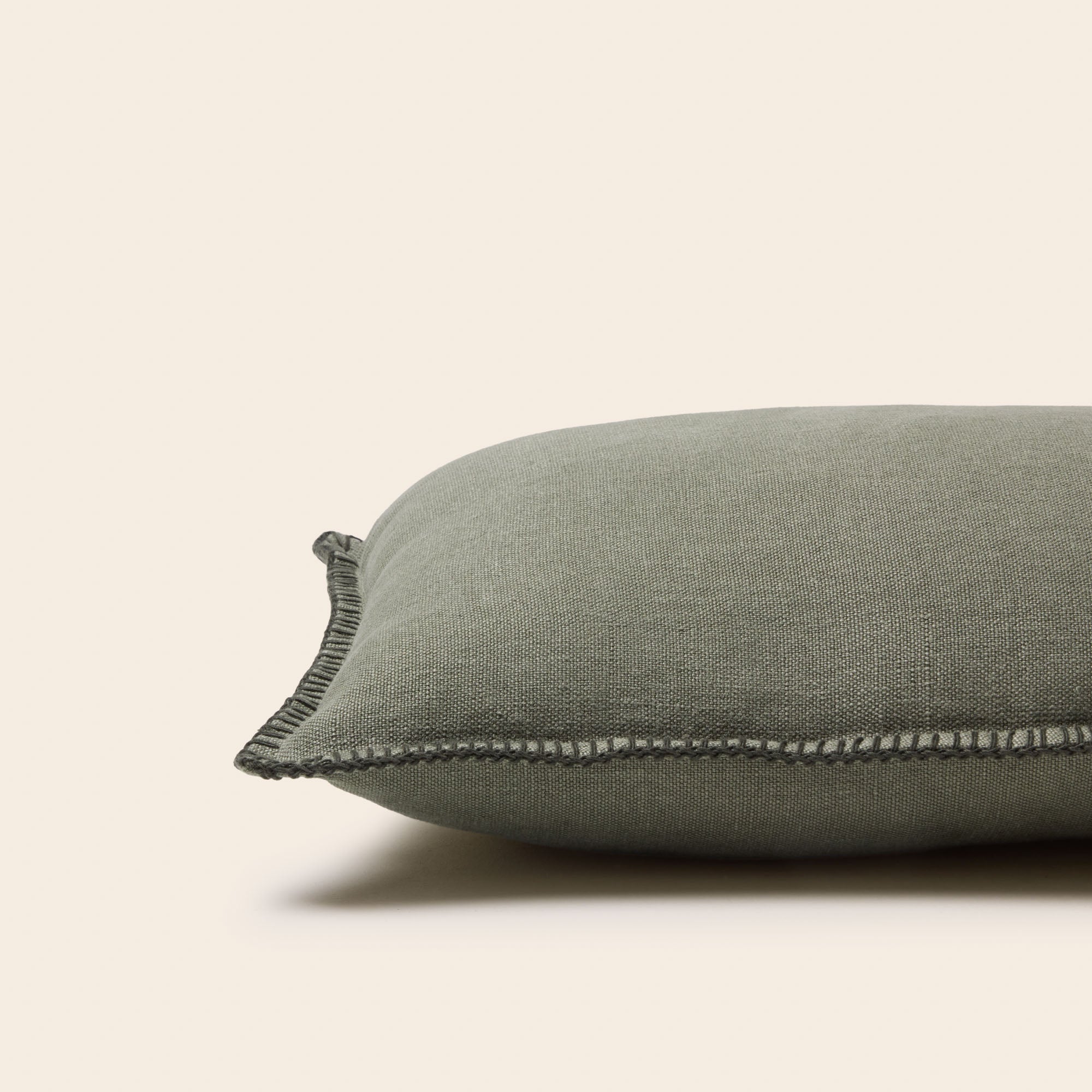 Housse de coussin NINO gris kaki et feston