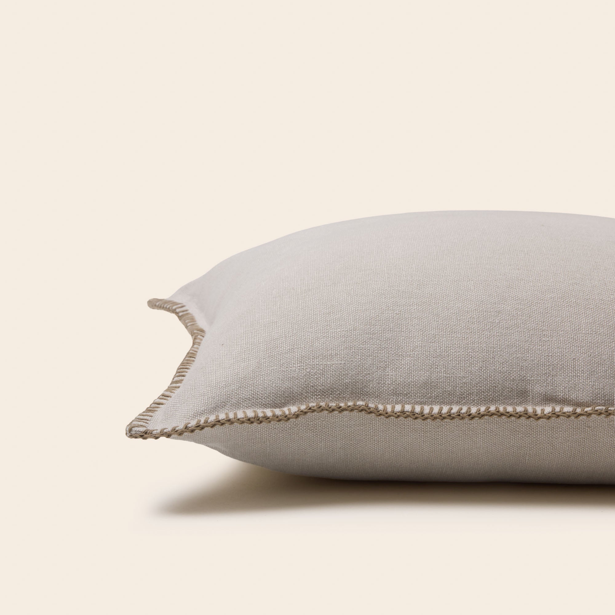 Housse de coussin NINO beige et feston