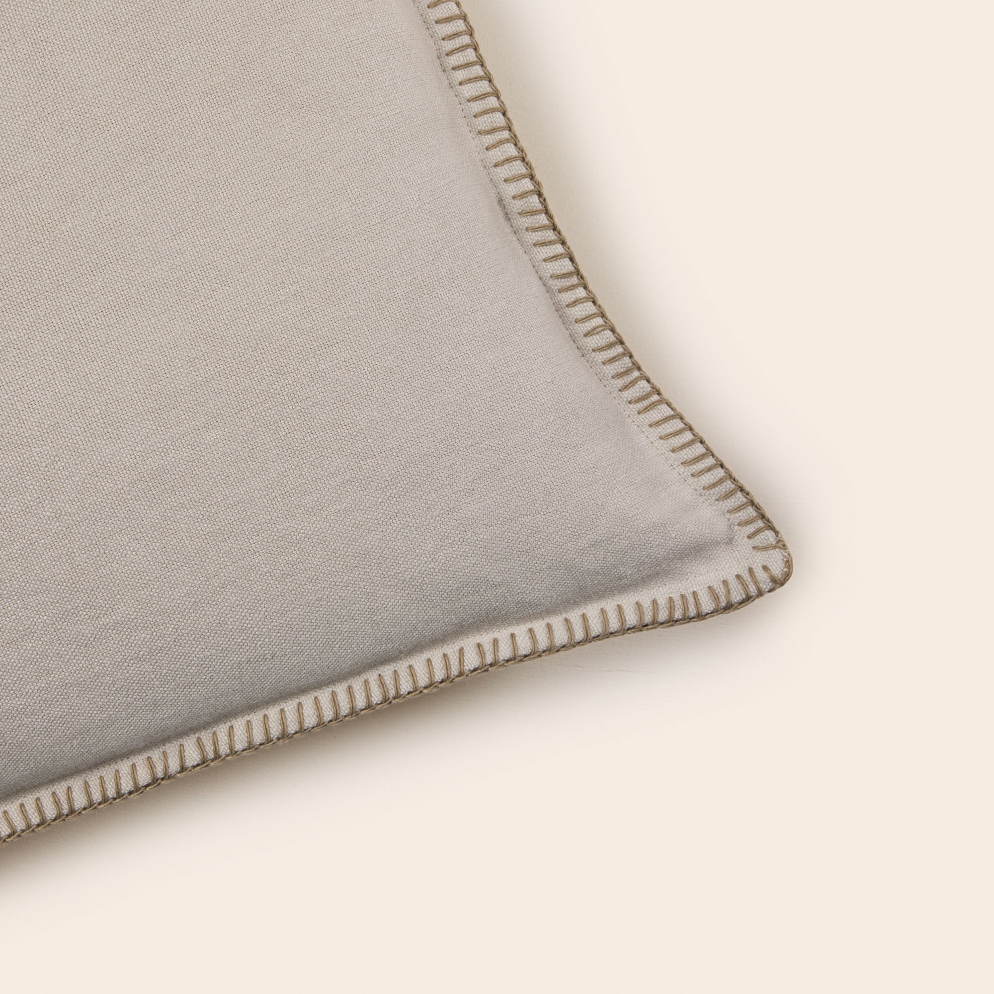 Housse de coussin NINO beige et feston