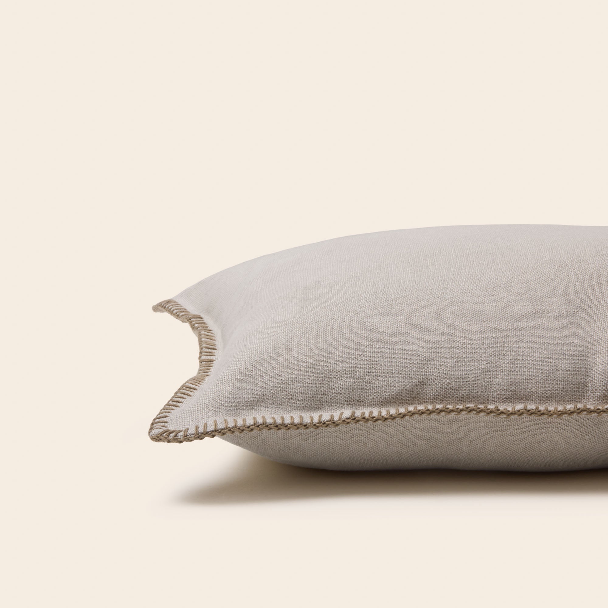 Housse de coussin NINO beige et feston