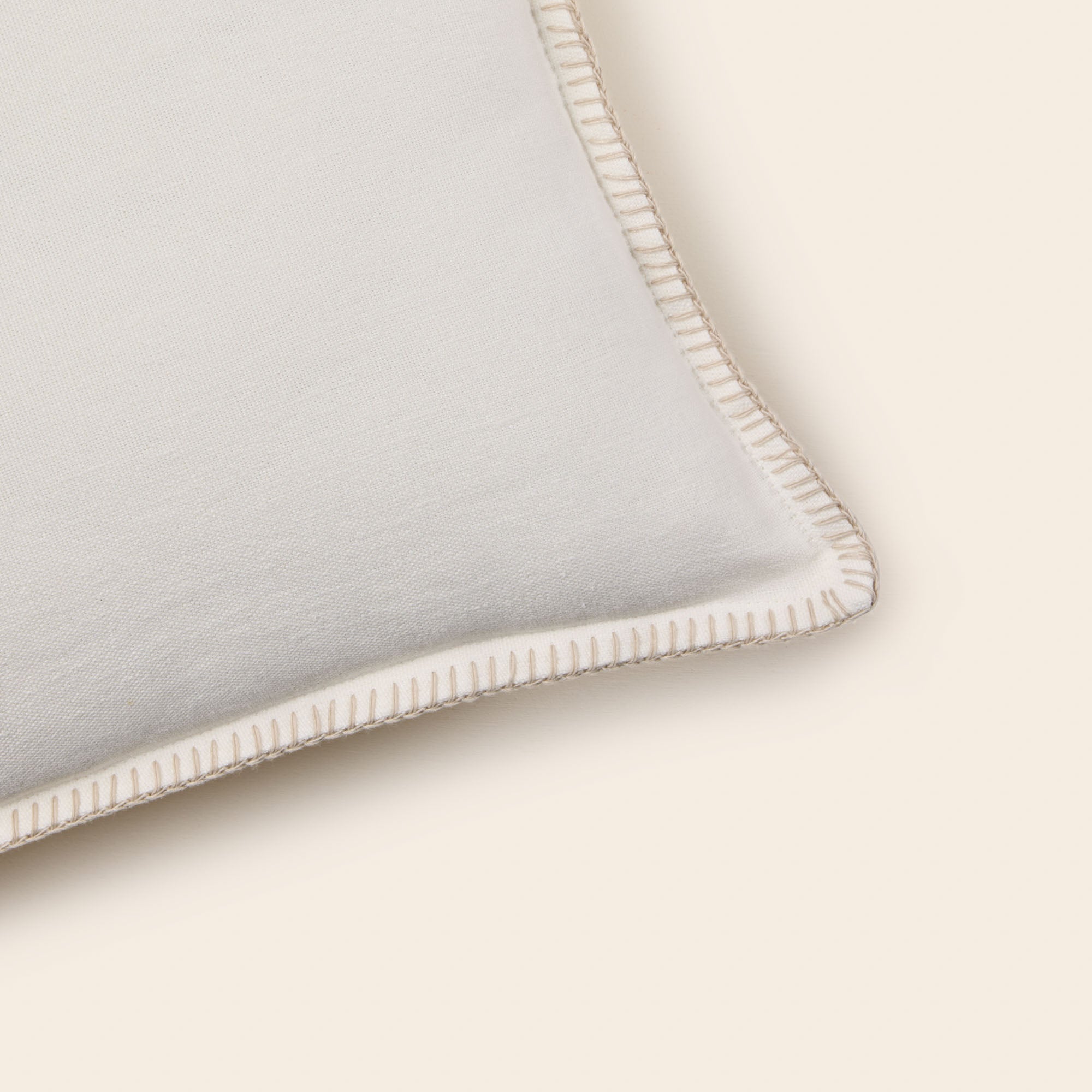 Housse de coussin NINO blanc et feston