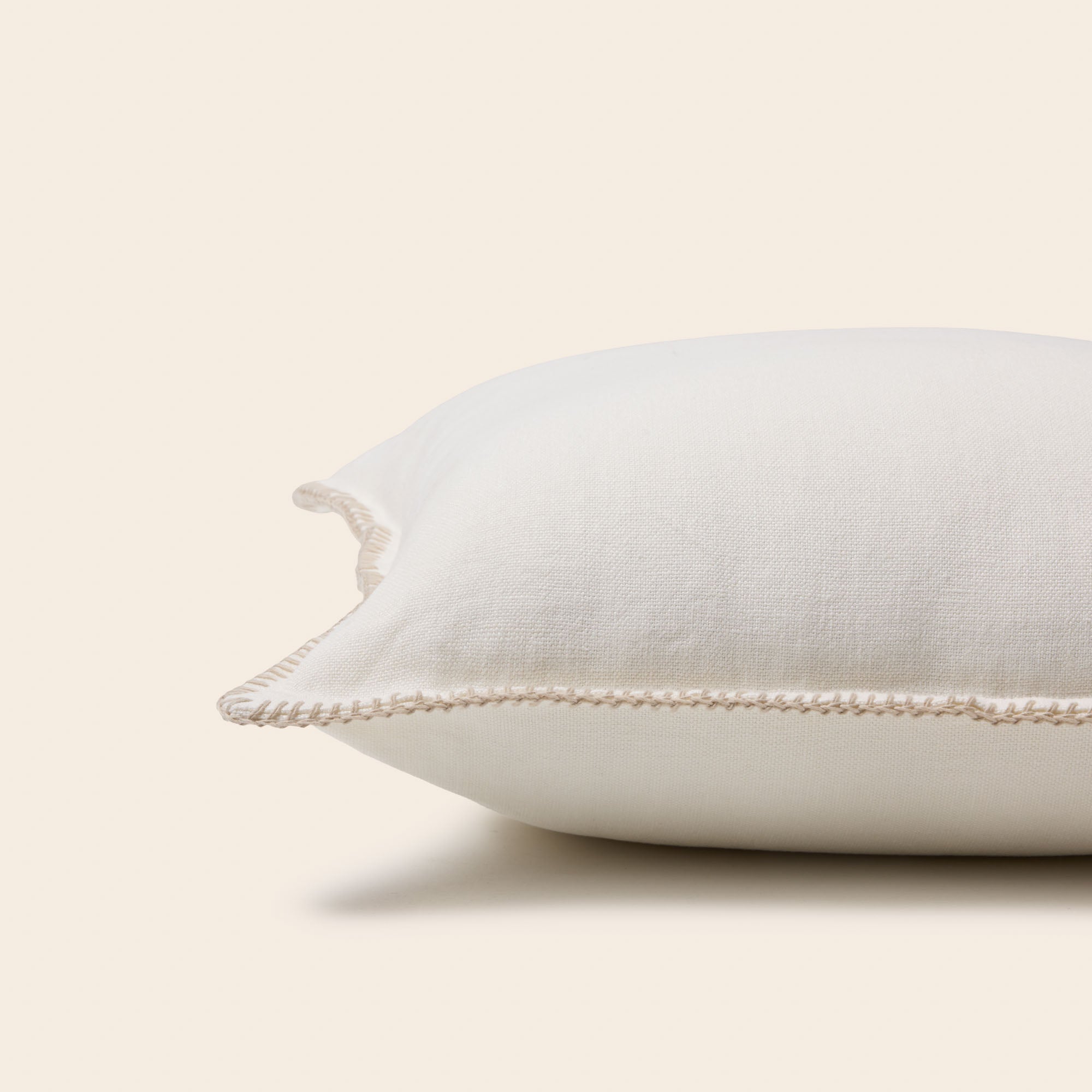 Housse de coussin NINO blanc et feston