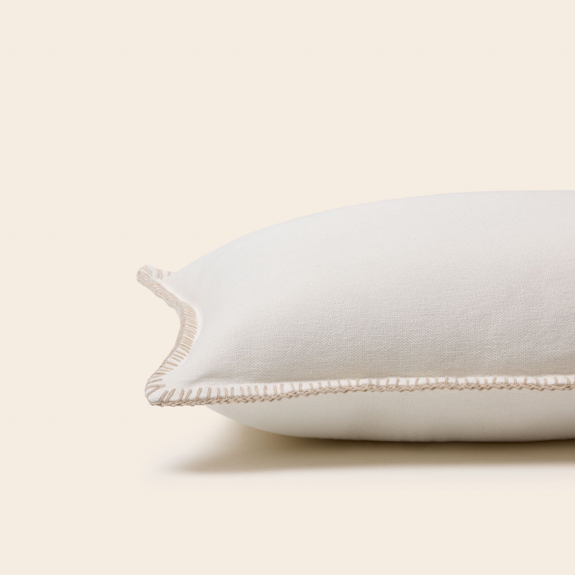 Housse de coussin NINO blanc et feston