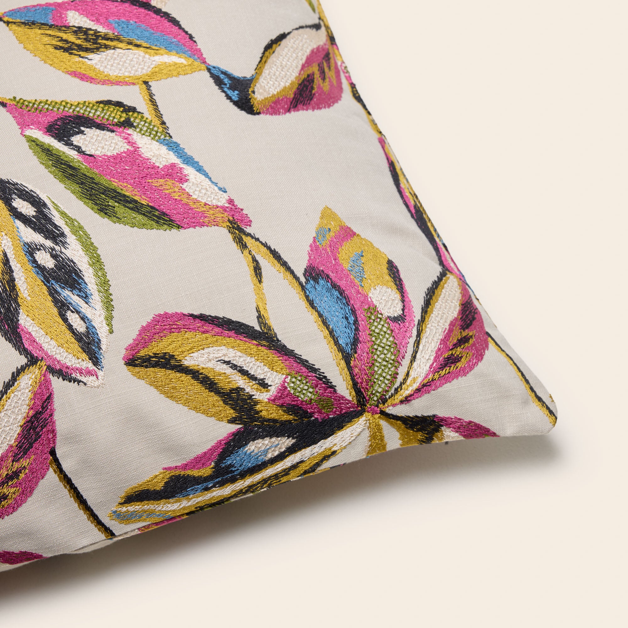 Housse de coussin RAMHA calcaire et multicolore