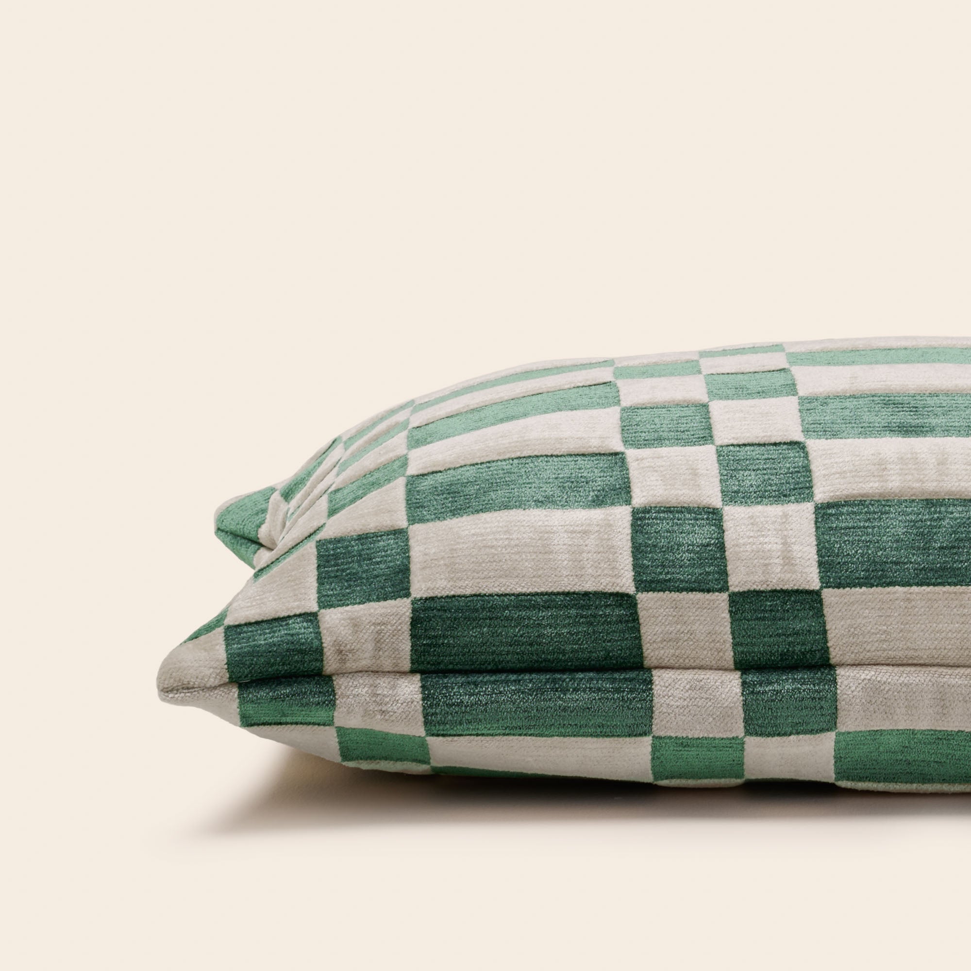 Housse de coussin TCHEKY ecru et vert vif