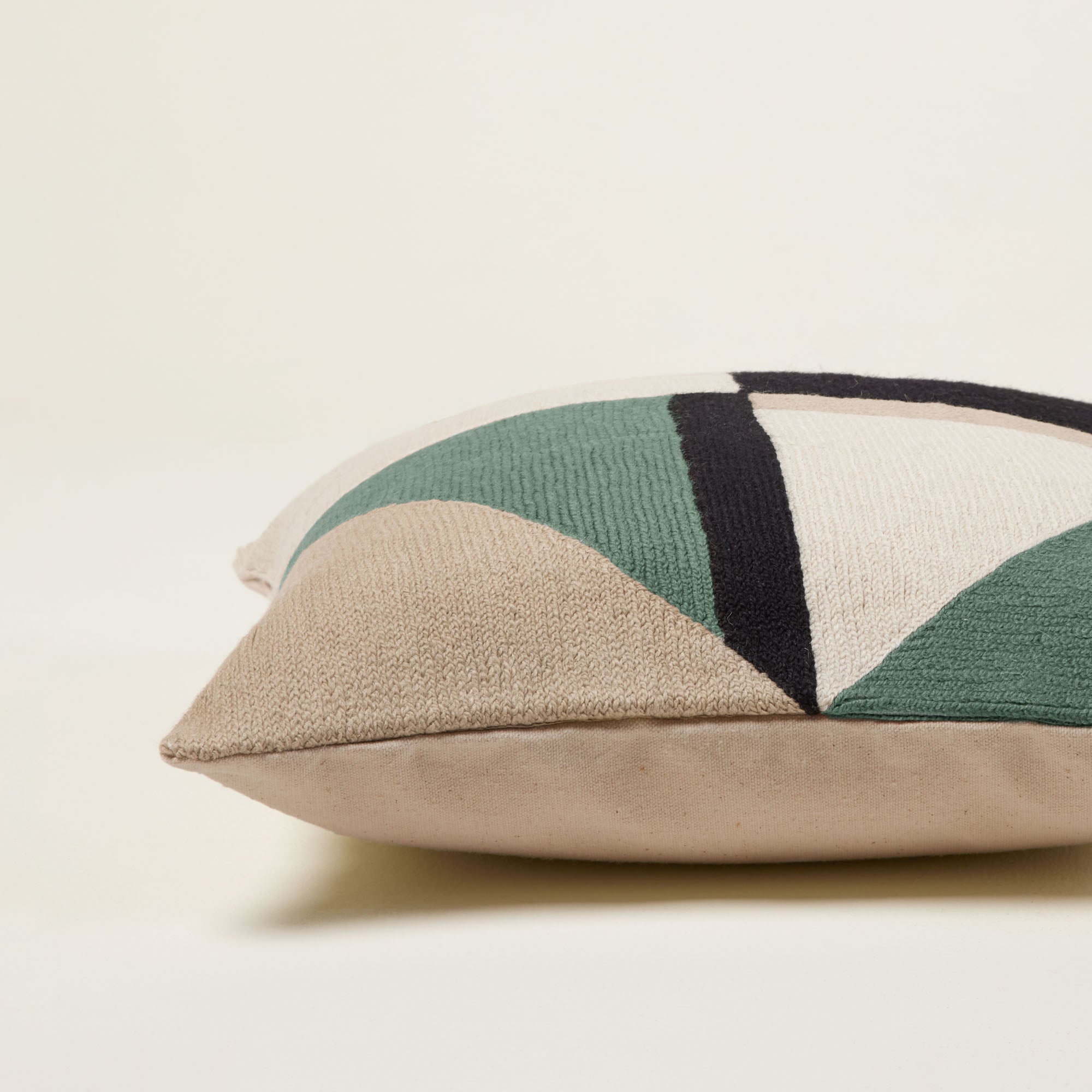 Housse de coussin TRIAGO vert de gris et noir