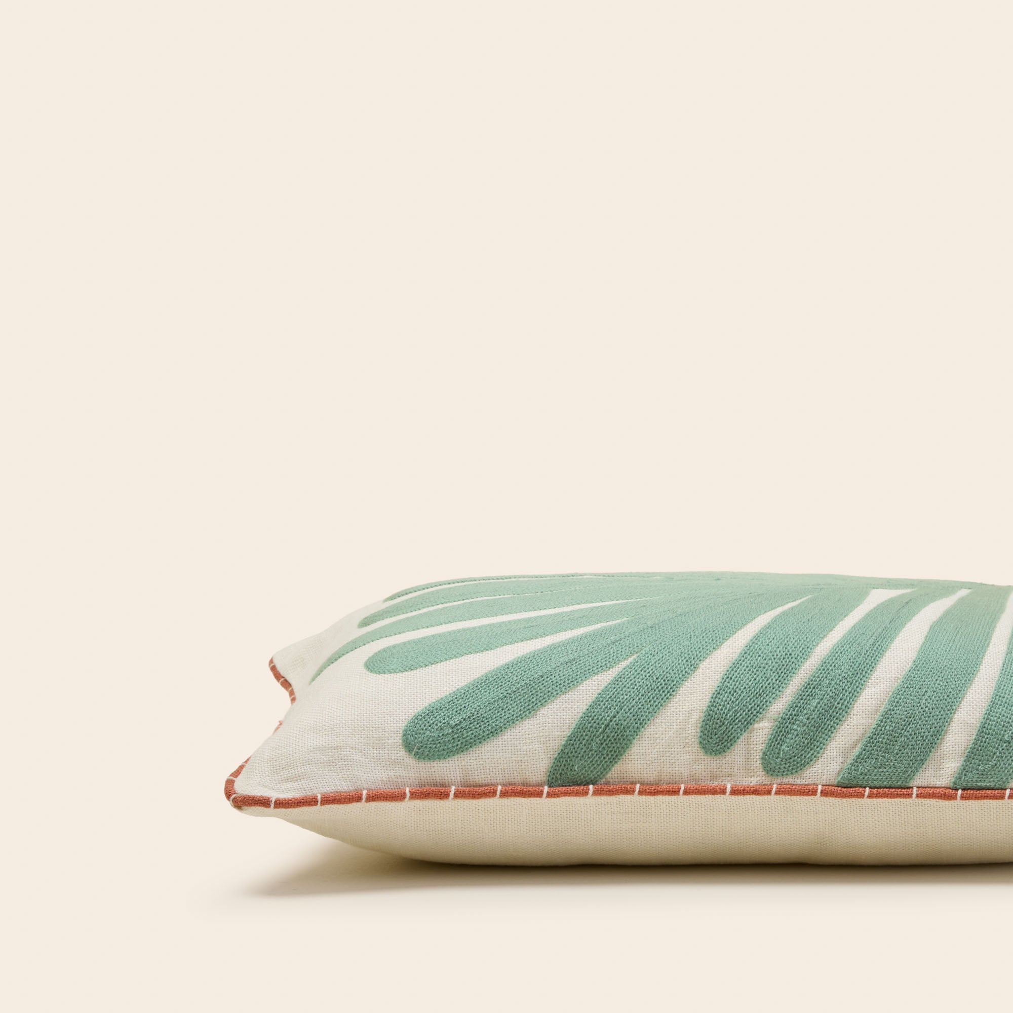 Housse de coussin TROPI ecru et vert tropique