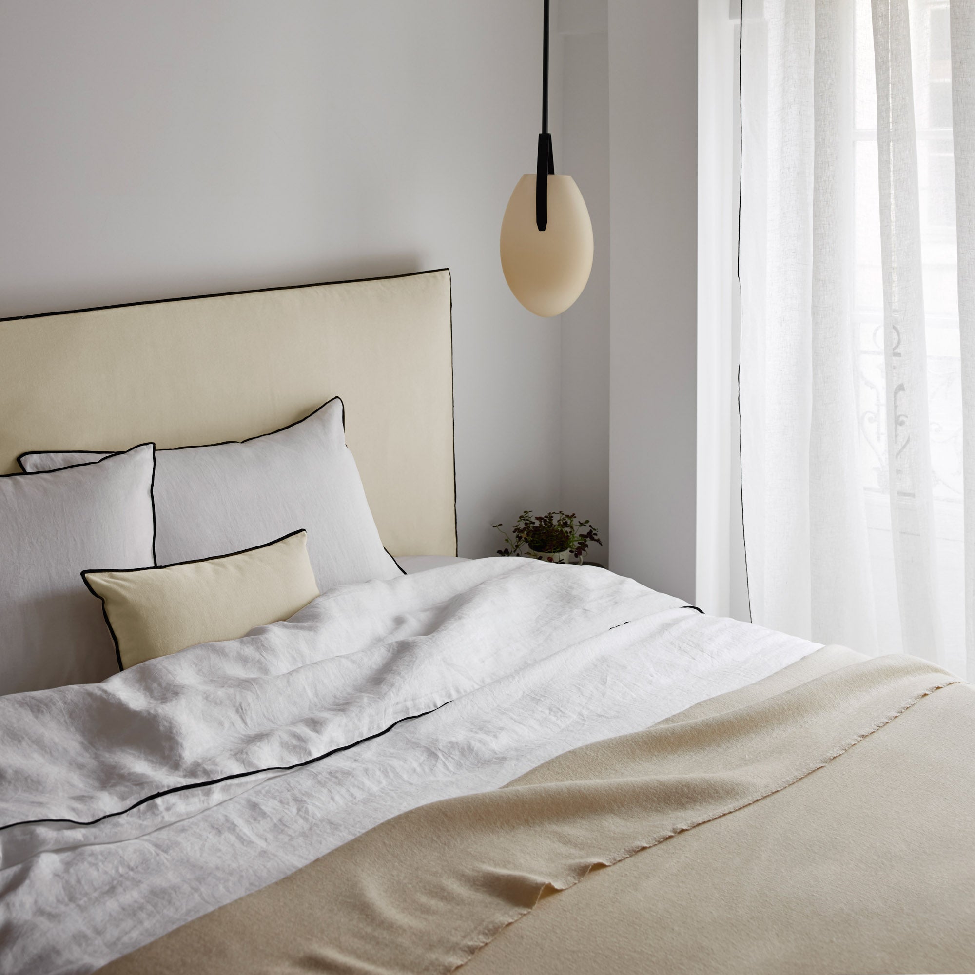 Housse de tête de lit DARIO blanc antique et bourdon noir