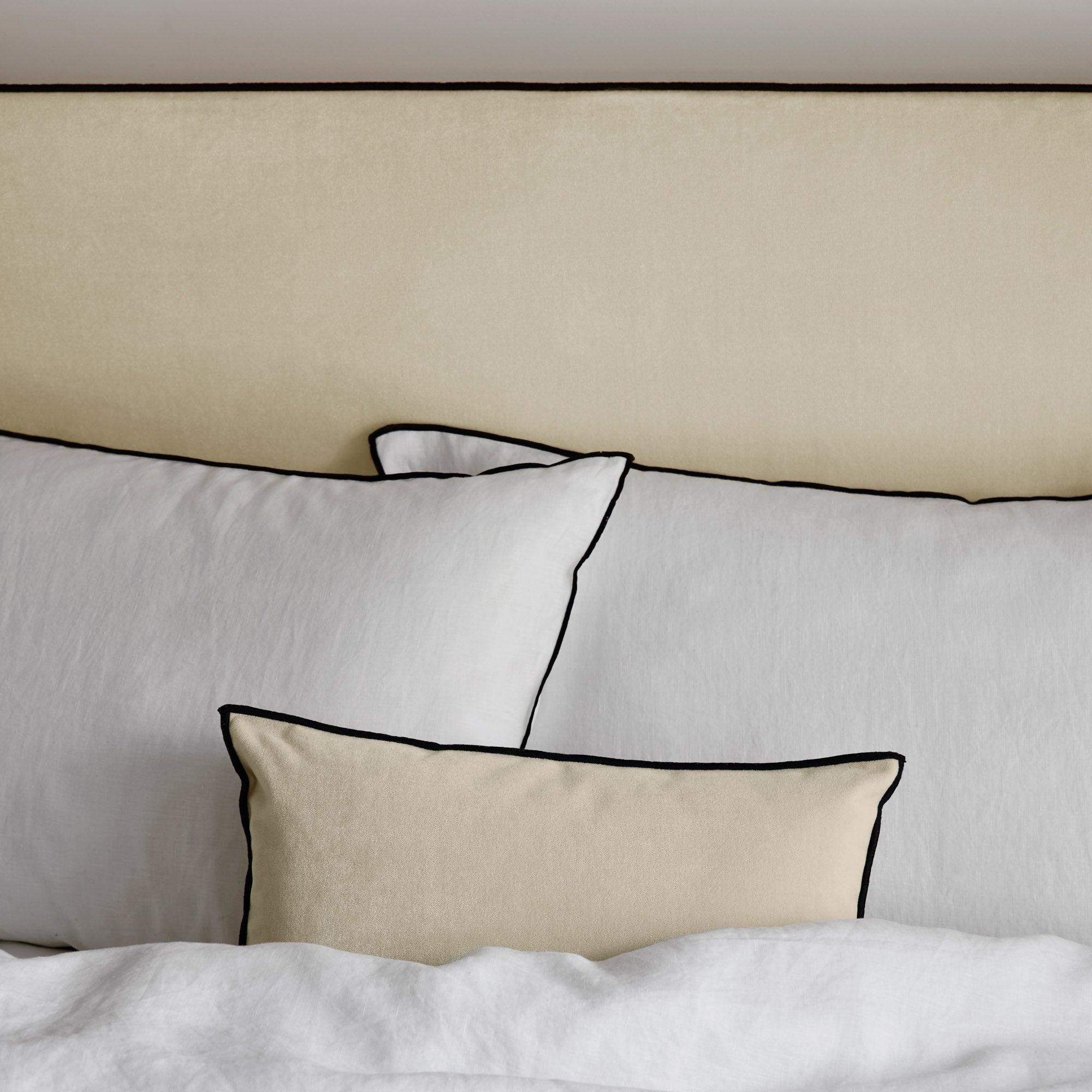 Housse de tête de lit DARIO blanc antique et bourdon noir