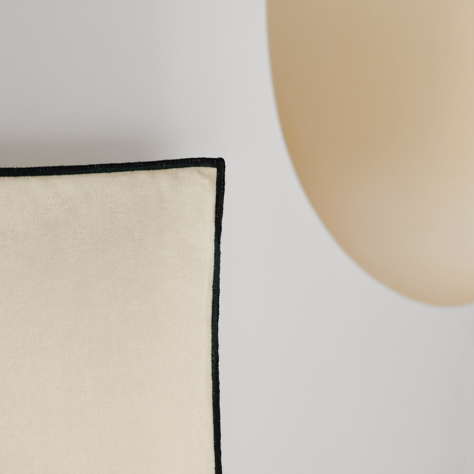 Housse de tête de lit DARIO blanc antique et bourdon noir