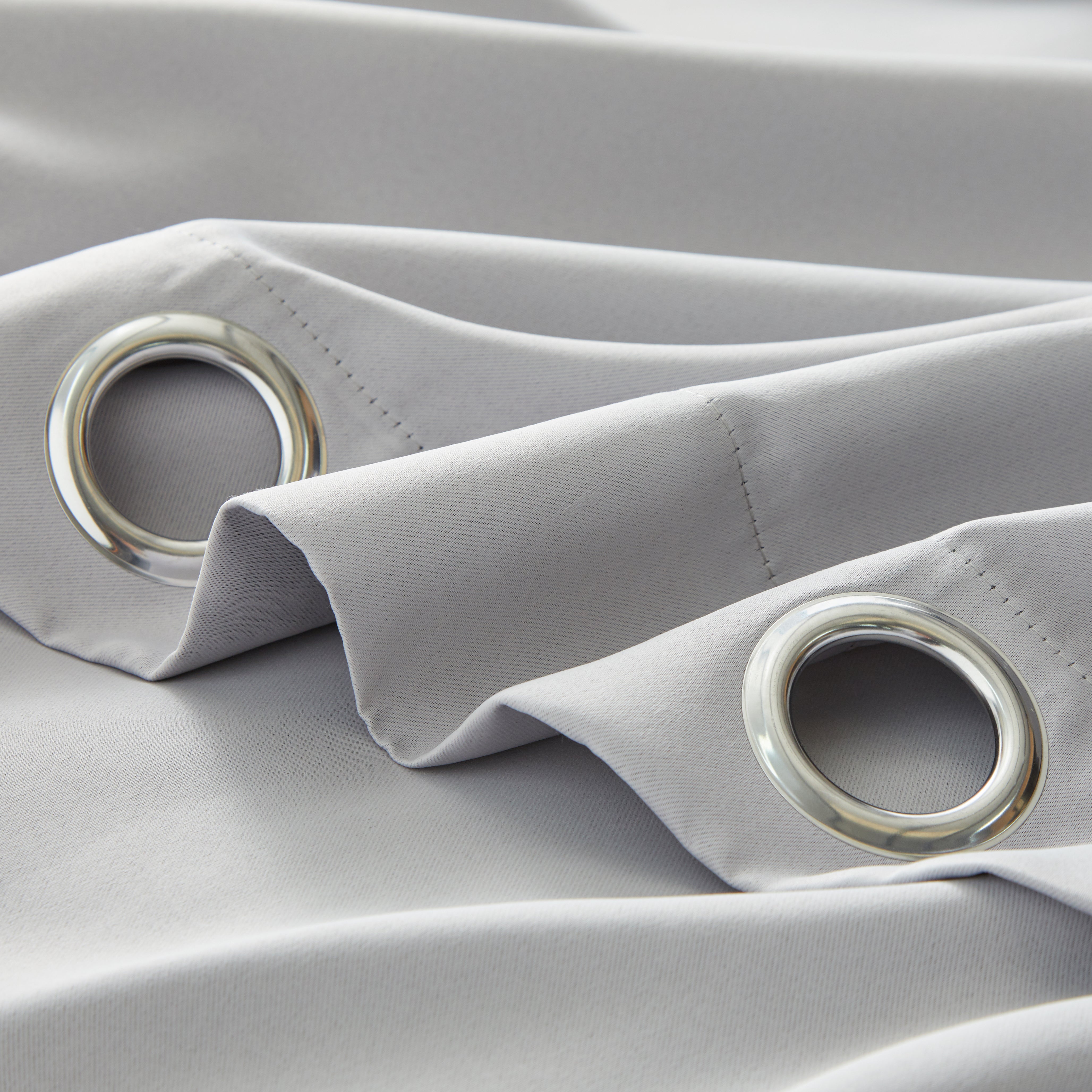 Lot de 2 rideaux occultants à oeillets BLACKOUT gris moyen