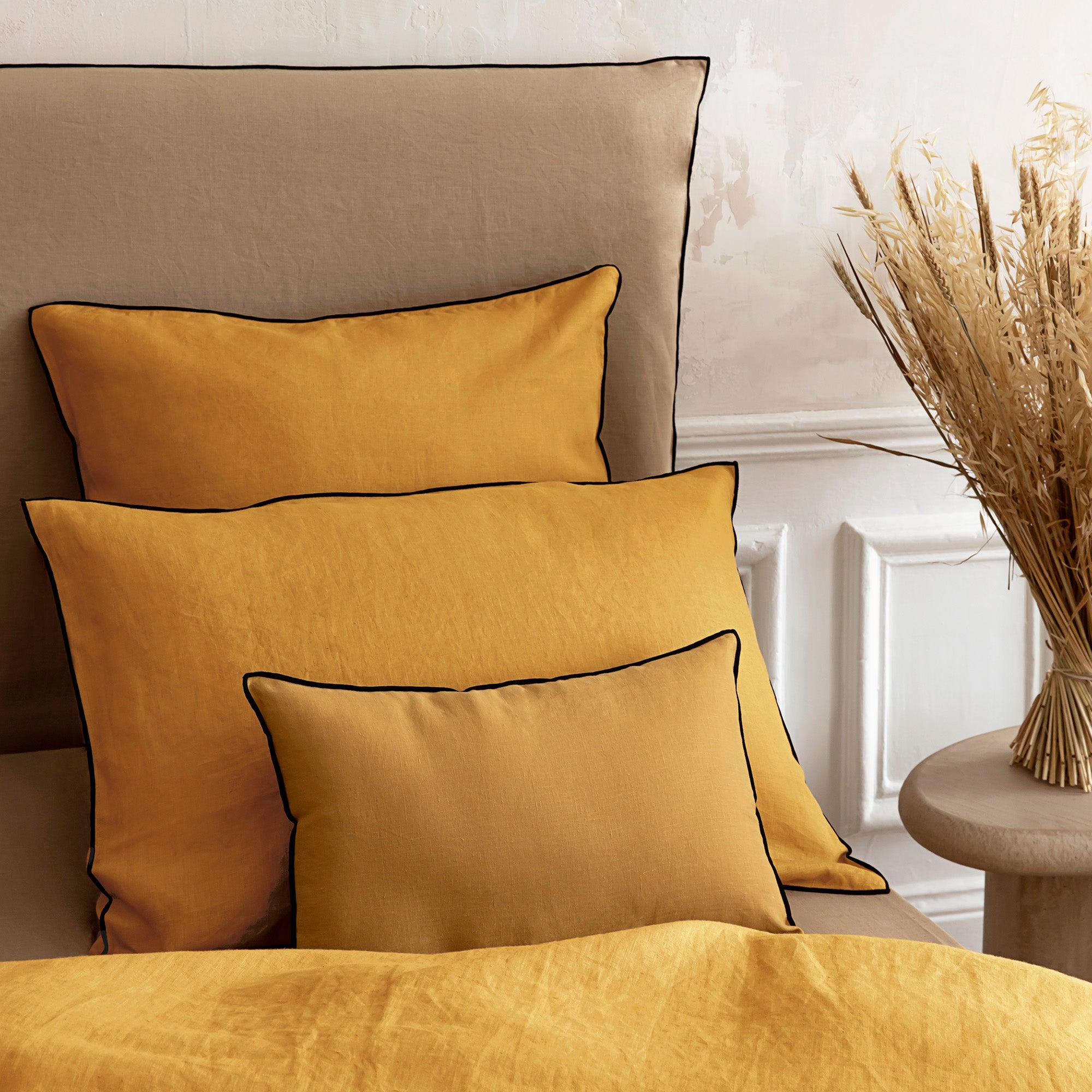 Parure de lit CARLINA ocre et bourdon noir