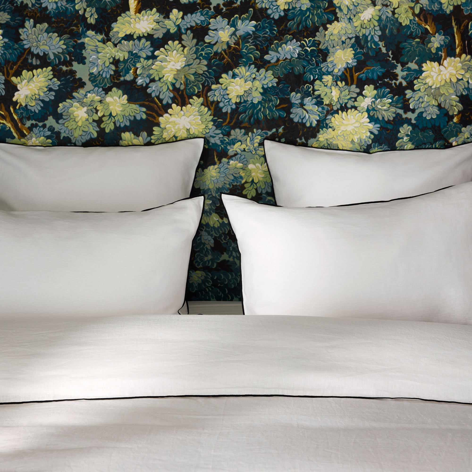 Parure de lit CARLINA blanc pur et bourdon noir