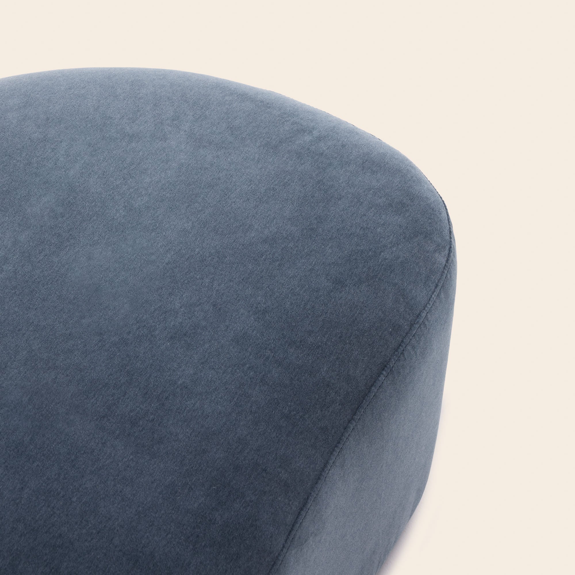 Pouf JULIKA velours bleu de gris