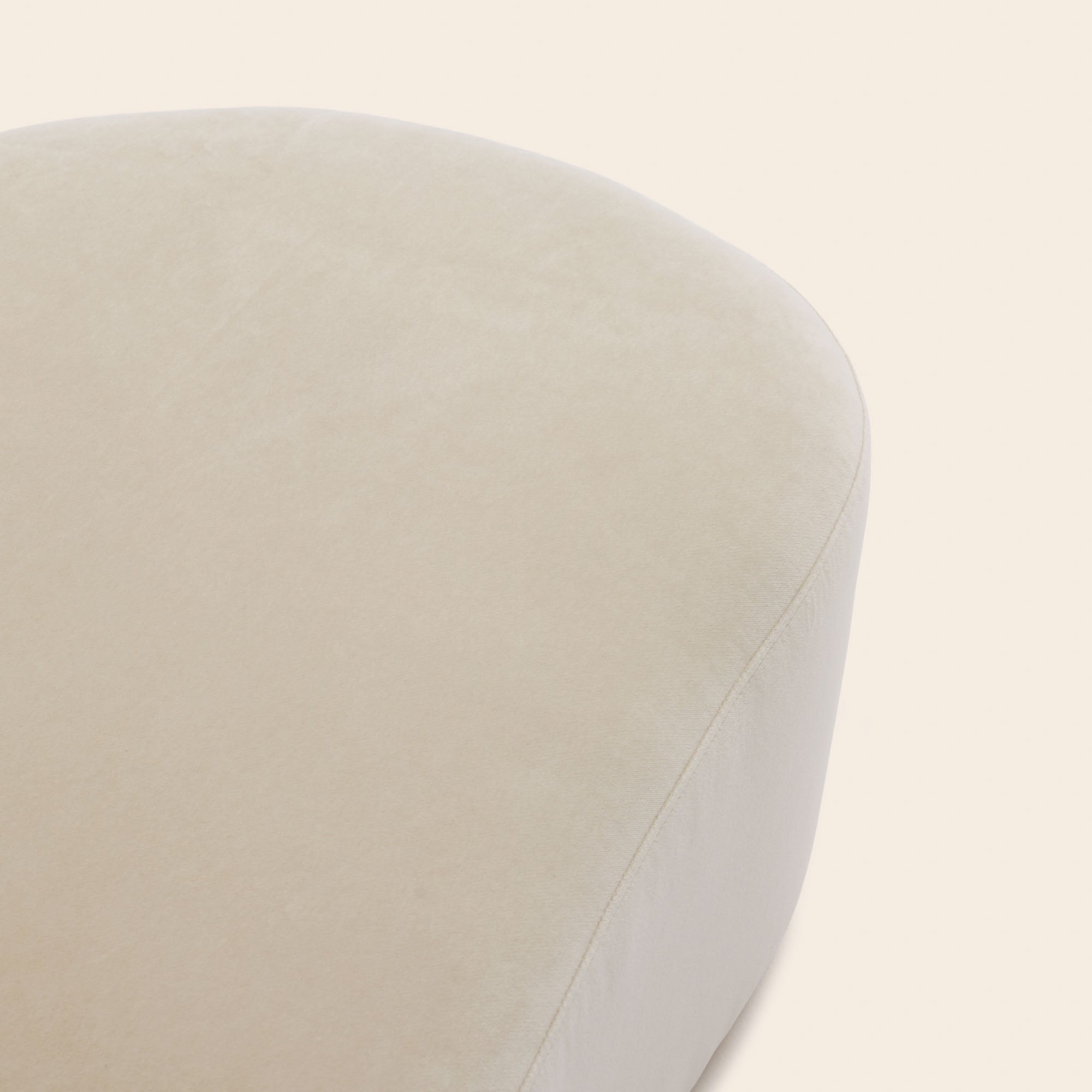 Pouf JULIKA velours sable doux