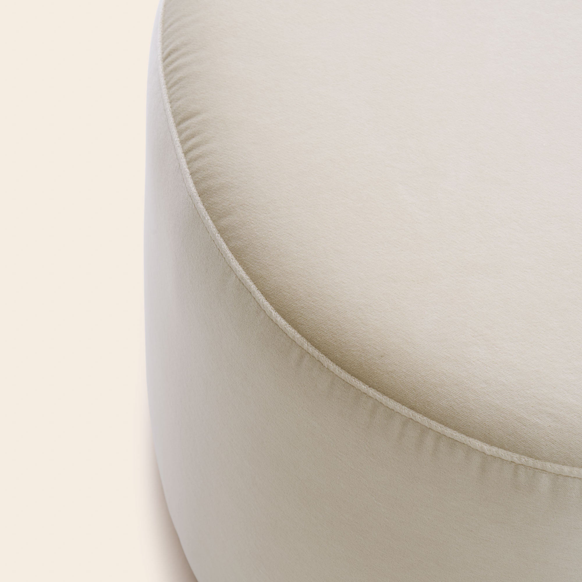 Pouf JULIKA velours sable doux