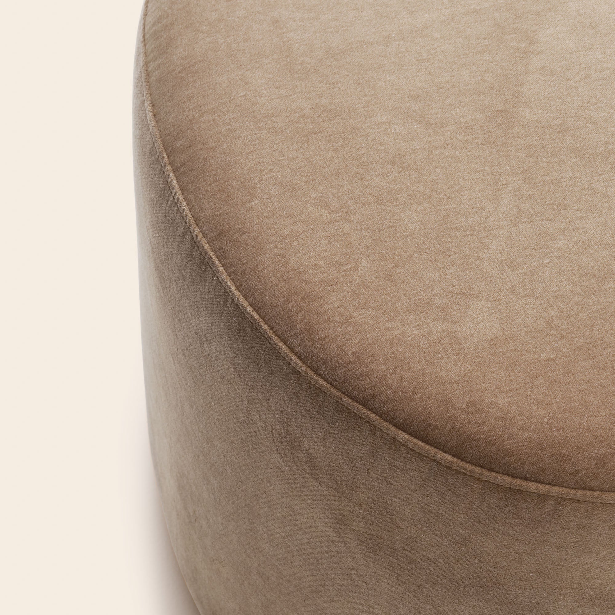 Pouf JULIKA velours beige chaud