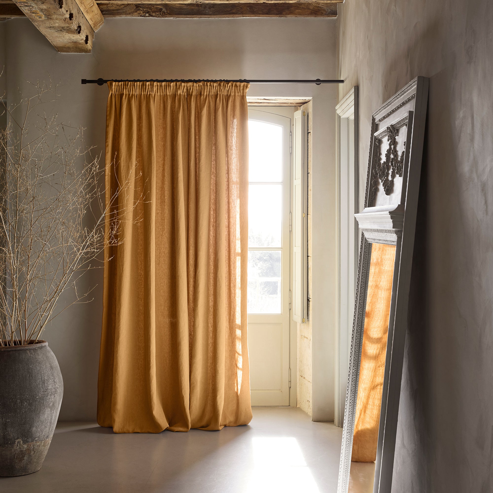 Vorhang mit indischgelber NINO-Rüschenborte und Girlande