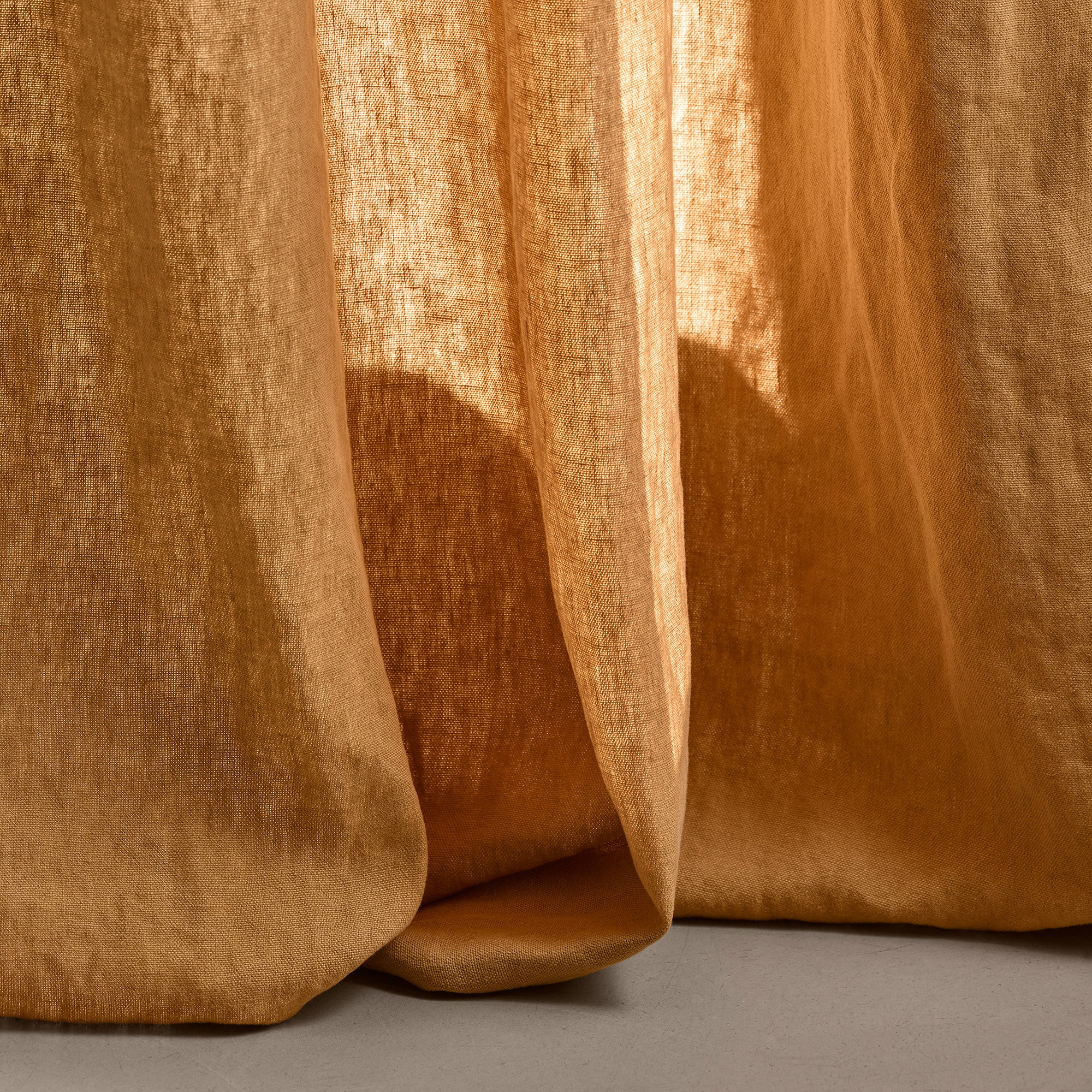 Vorhang mit indischgelber NINO-Rüschenborte und Girlande