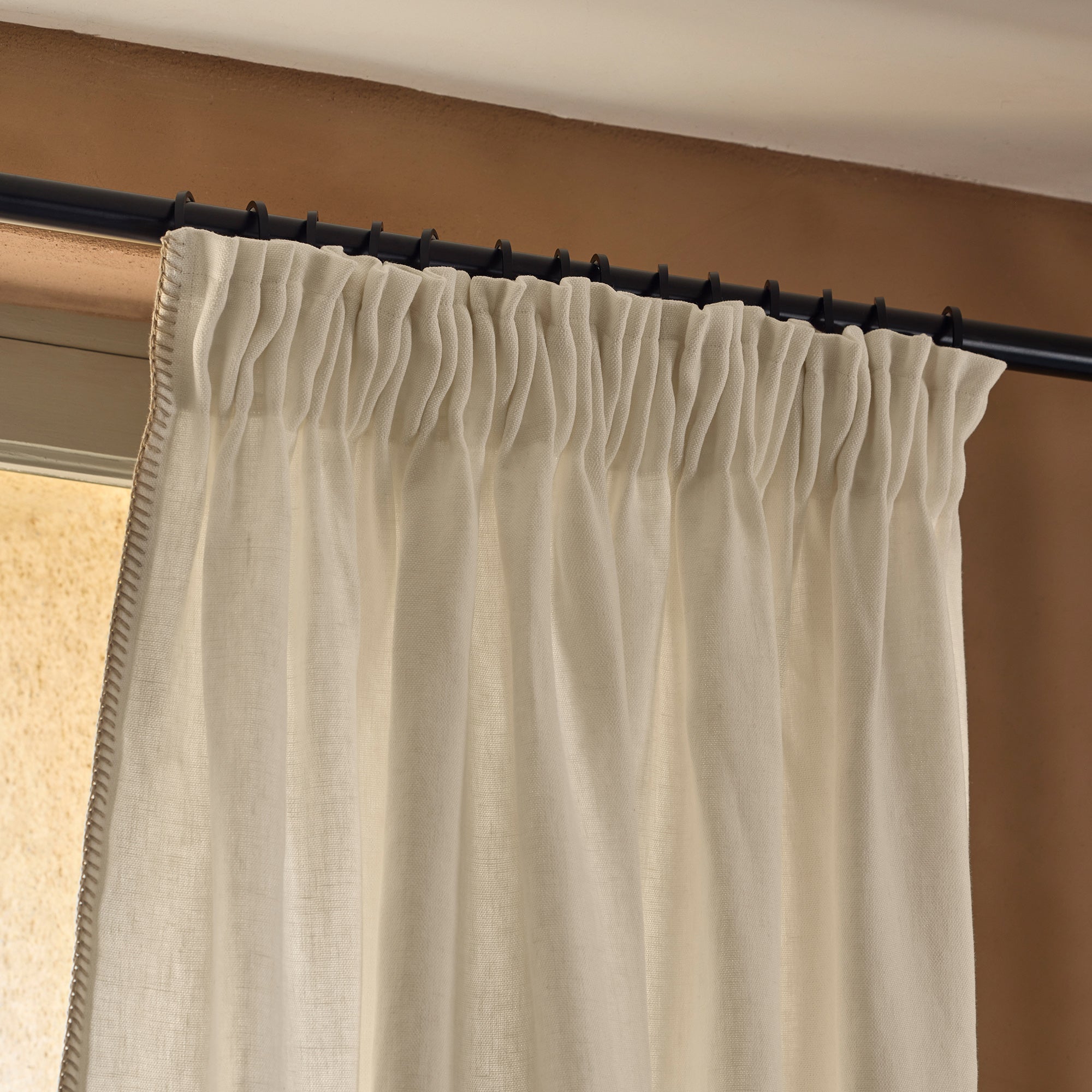 Tenda NINO arricciata in pietra minerale e festone