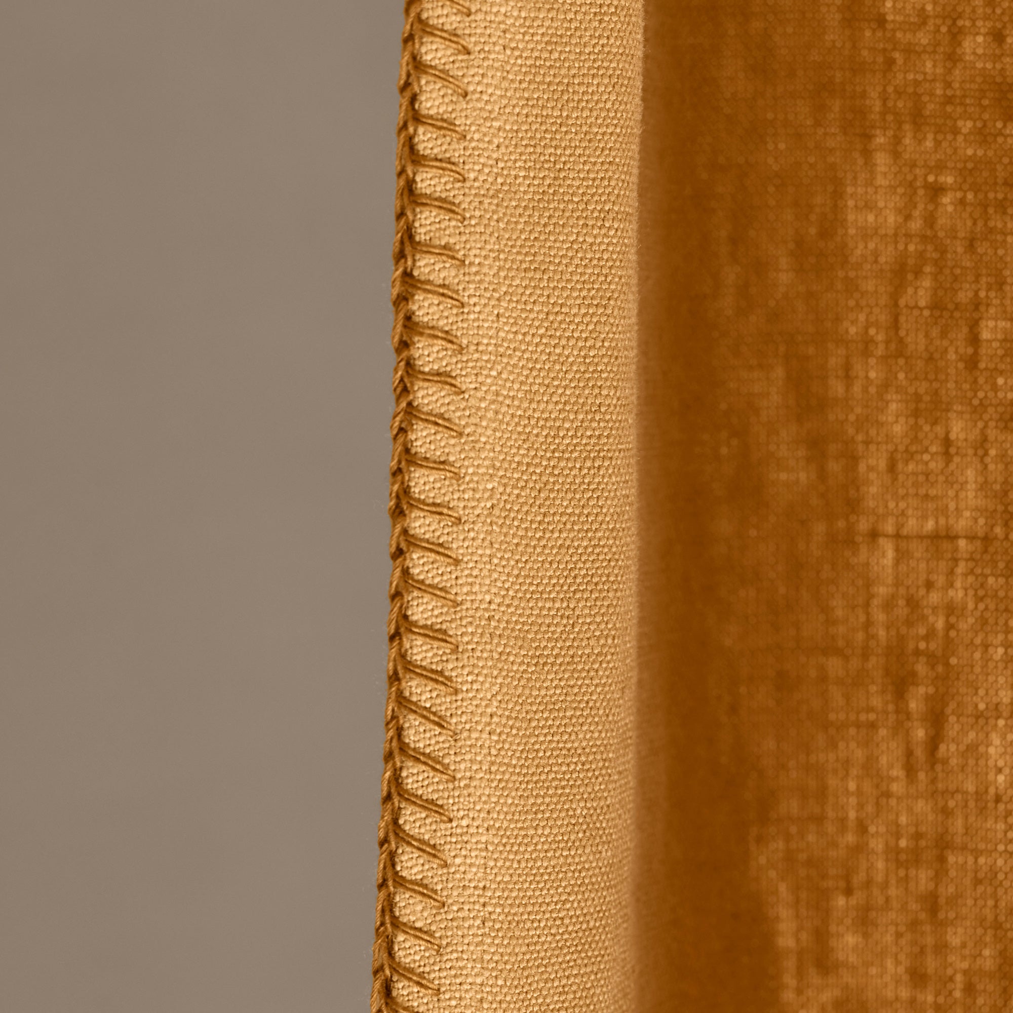 Rideau à oeillets dorés NINO jaune indien et feston