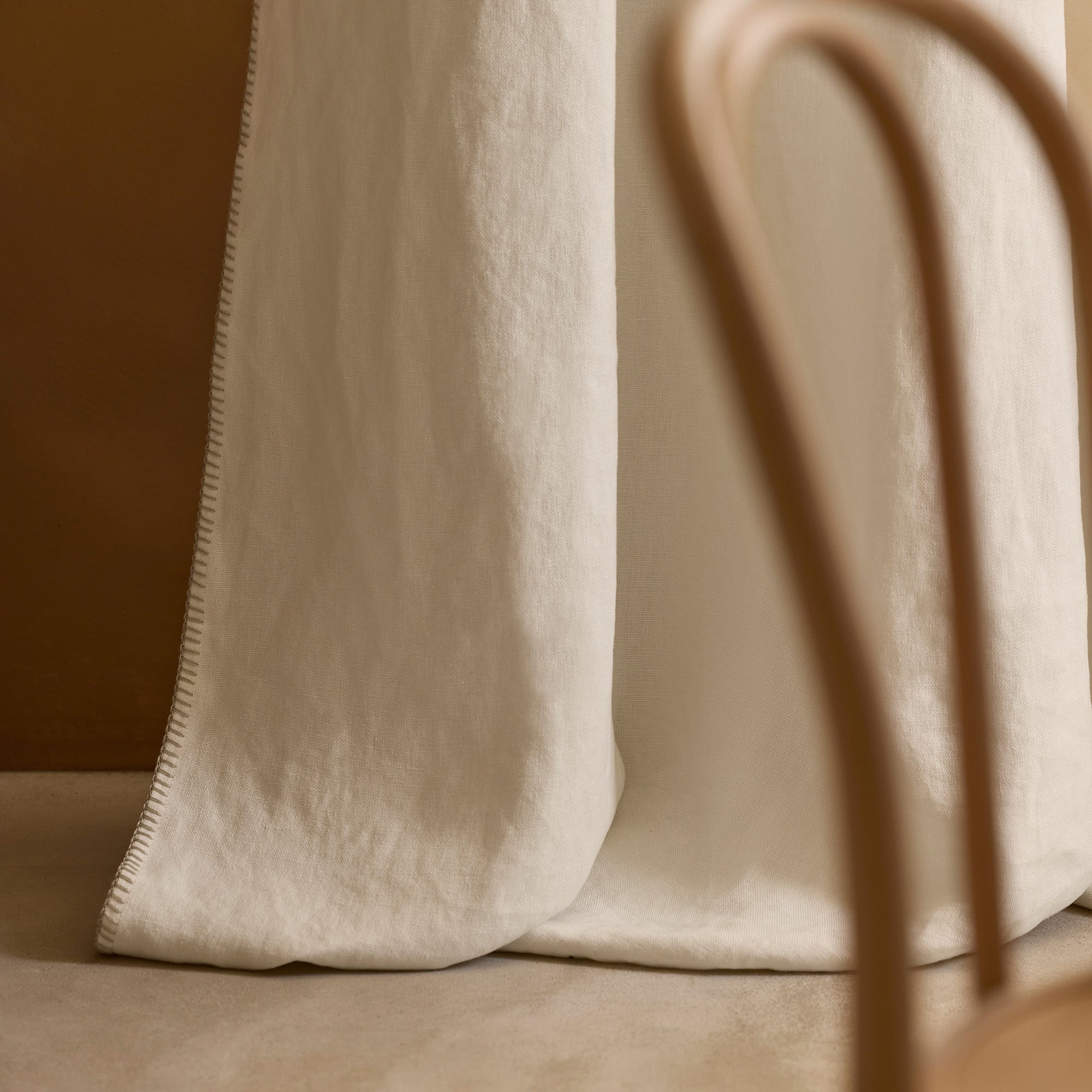 NINO gordijn met minerale stenen en festoen gouden oogjes