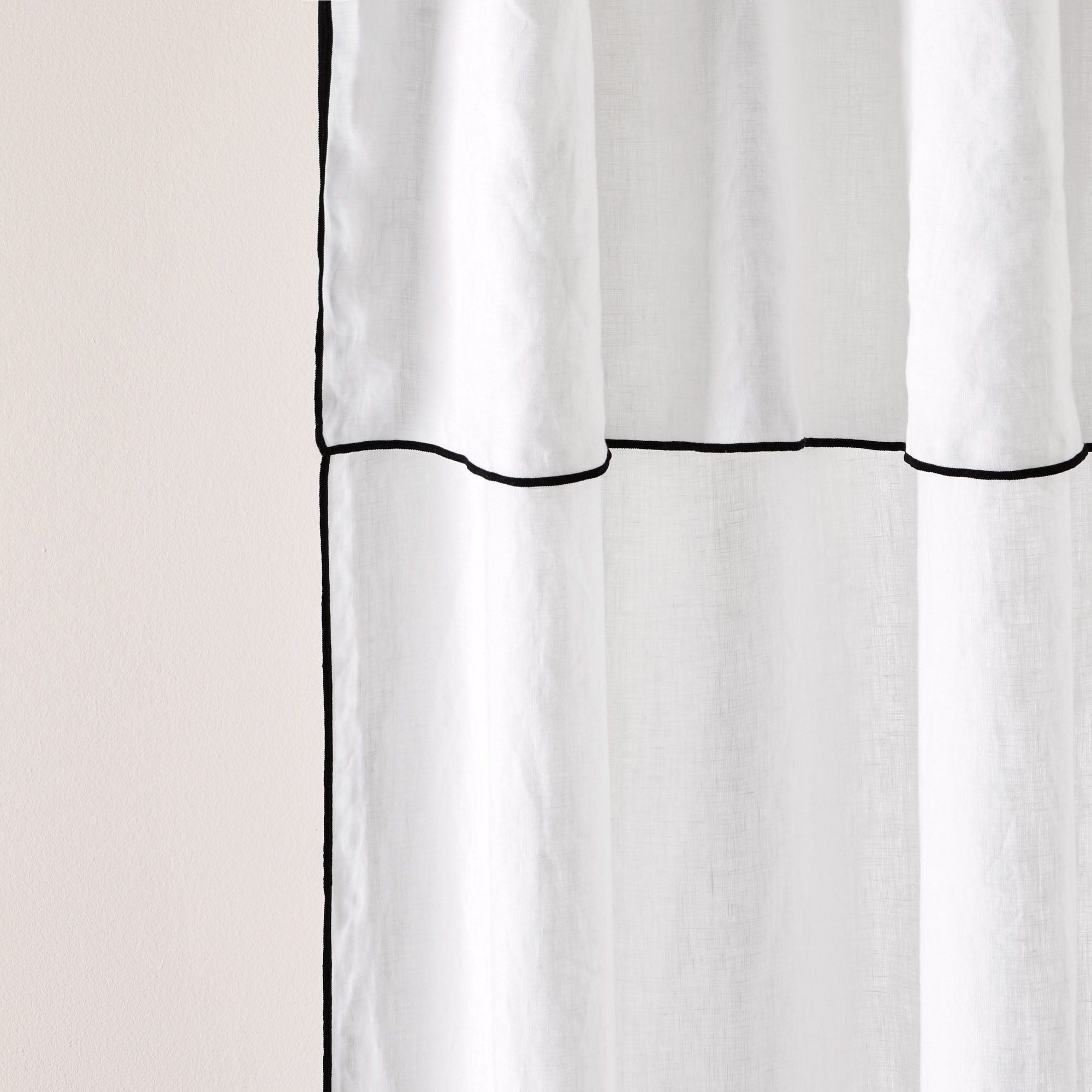 Rideau panneau CARLINA blanc pur et bourdon noir | mobile_slider