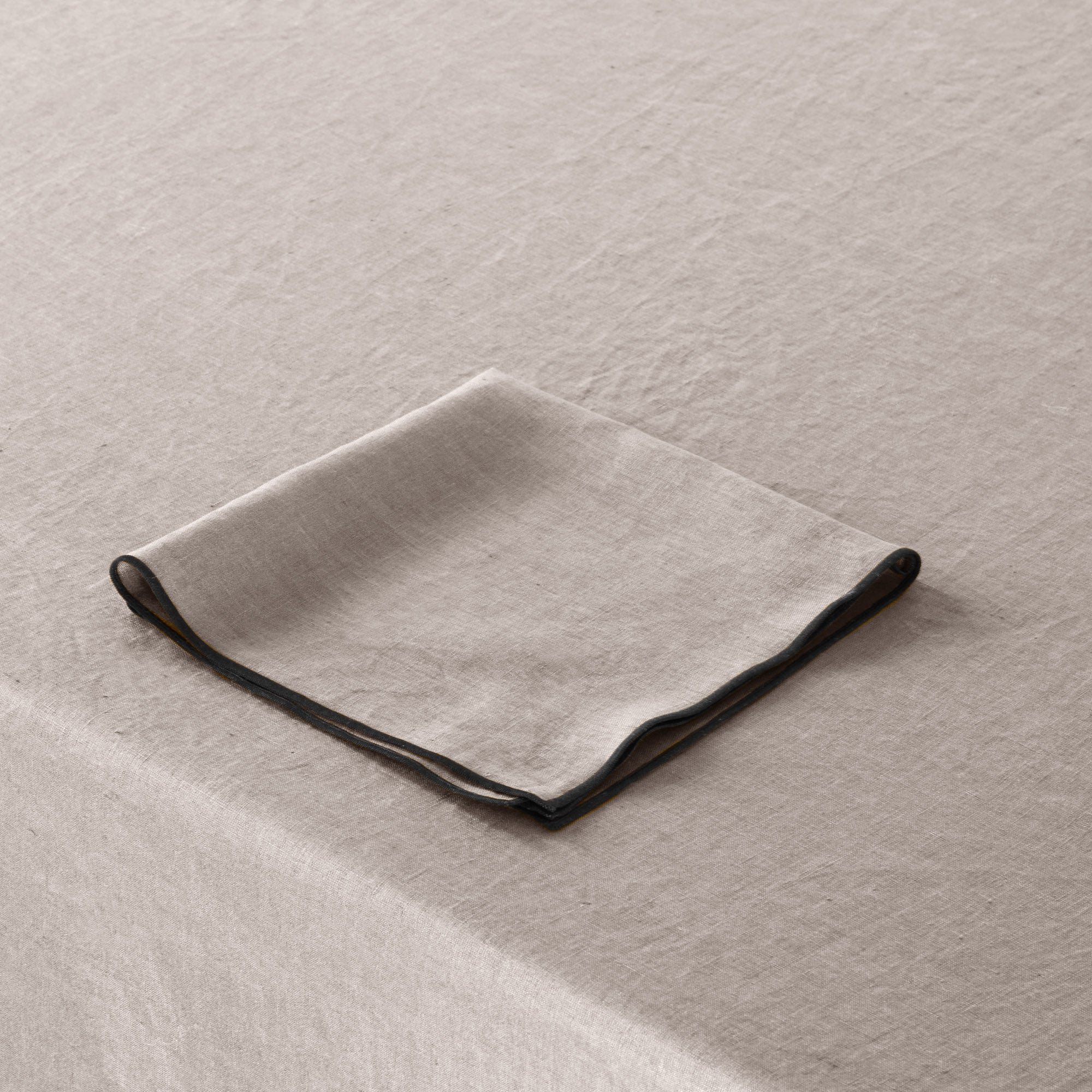 Serviette de table CARLINA ficelle et bourdon noir | mobile_slider