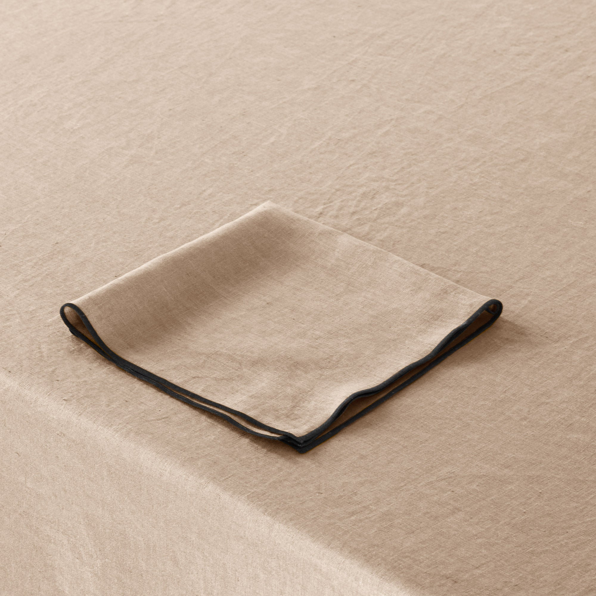 Serviette de table CARLINA sable et bourdon noir | mobile_slider