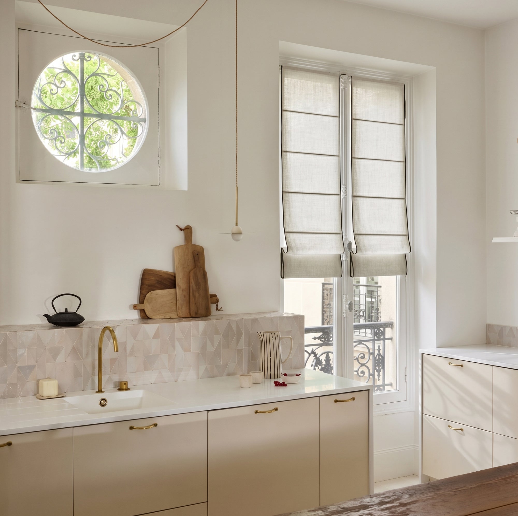 Vouwgordijn Carlina licht beige en zwarte bourdonsteek