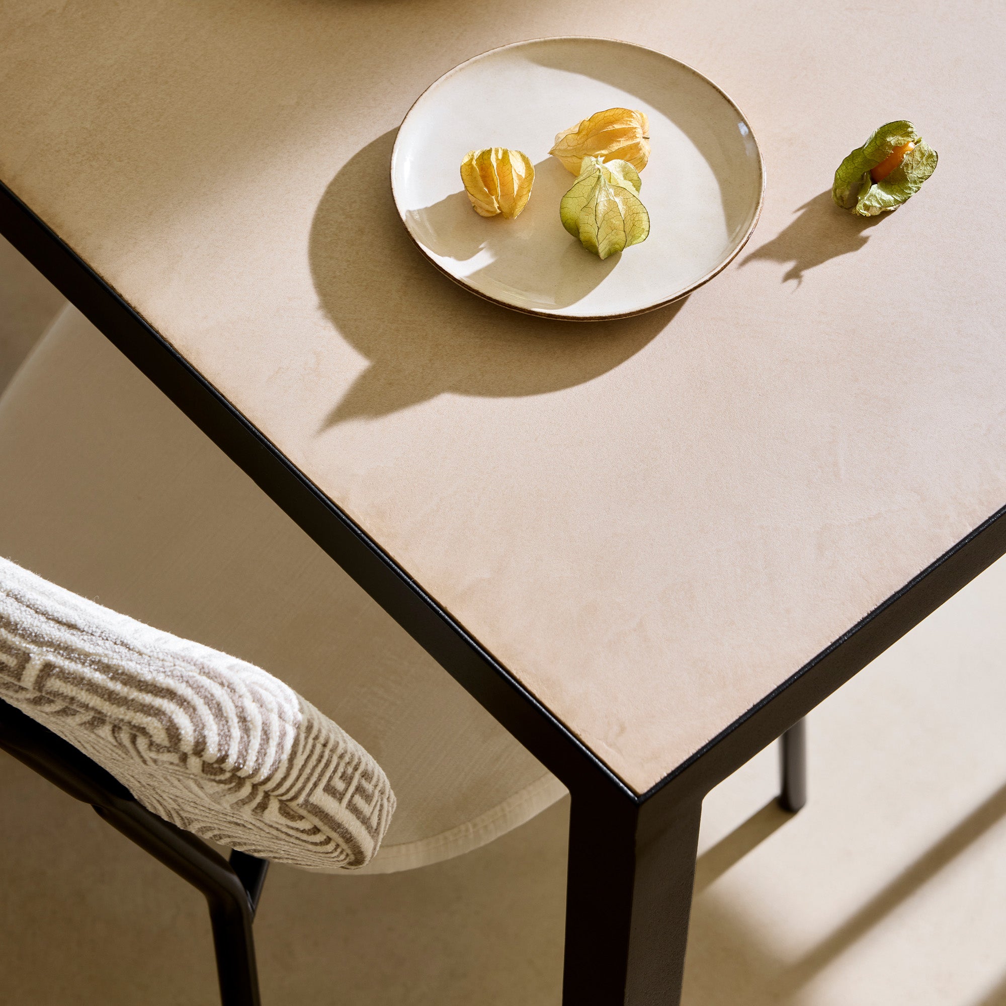 Tavolo da pranzo in metallo beige polvere e nero ORELIA