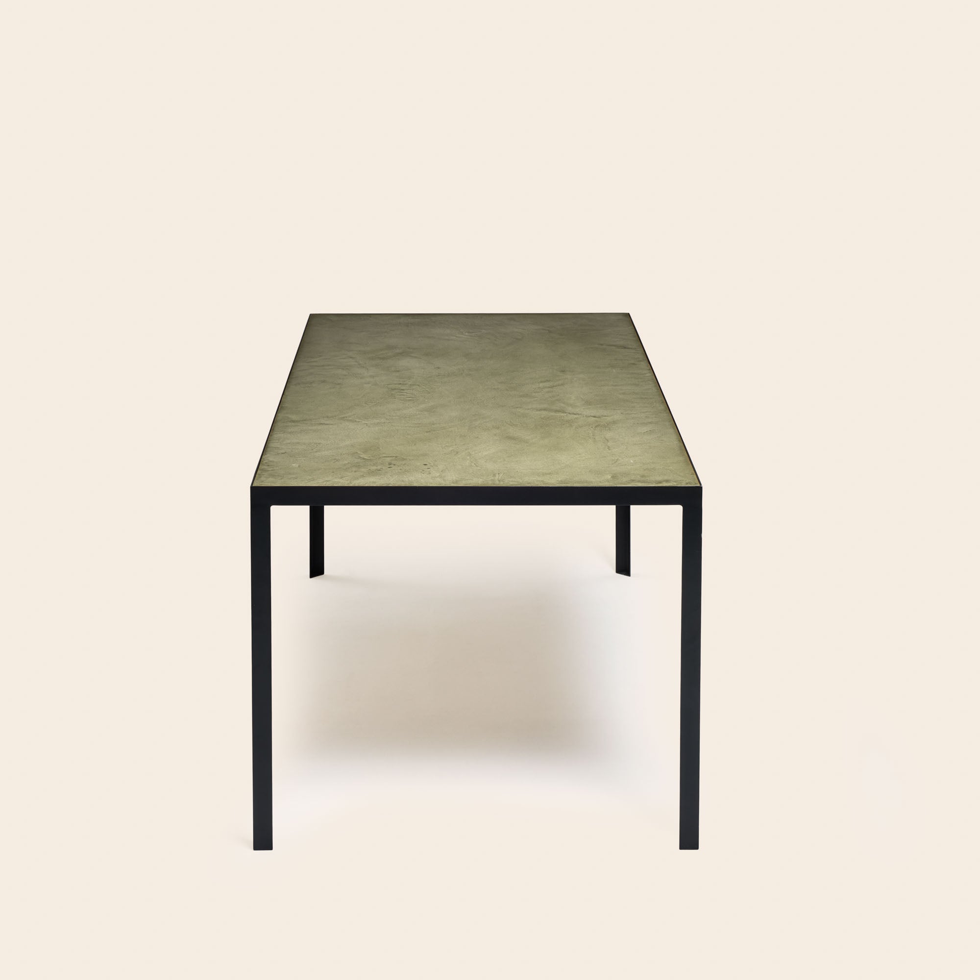 Table à manger ORELIA argile verte et métal noir