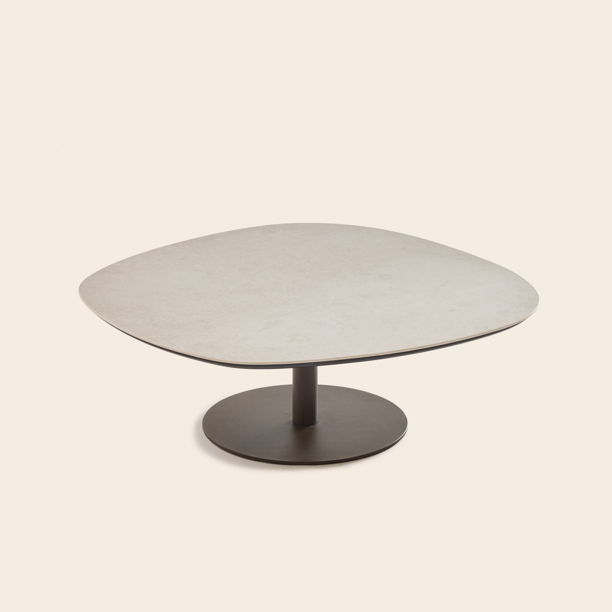 Table basse ISMERIA effet travertin et bronze