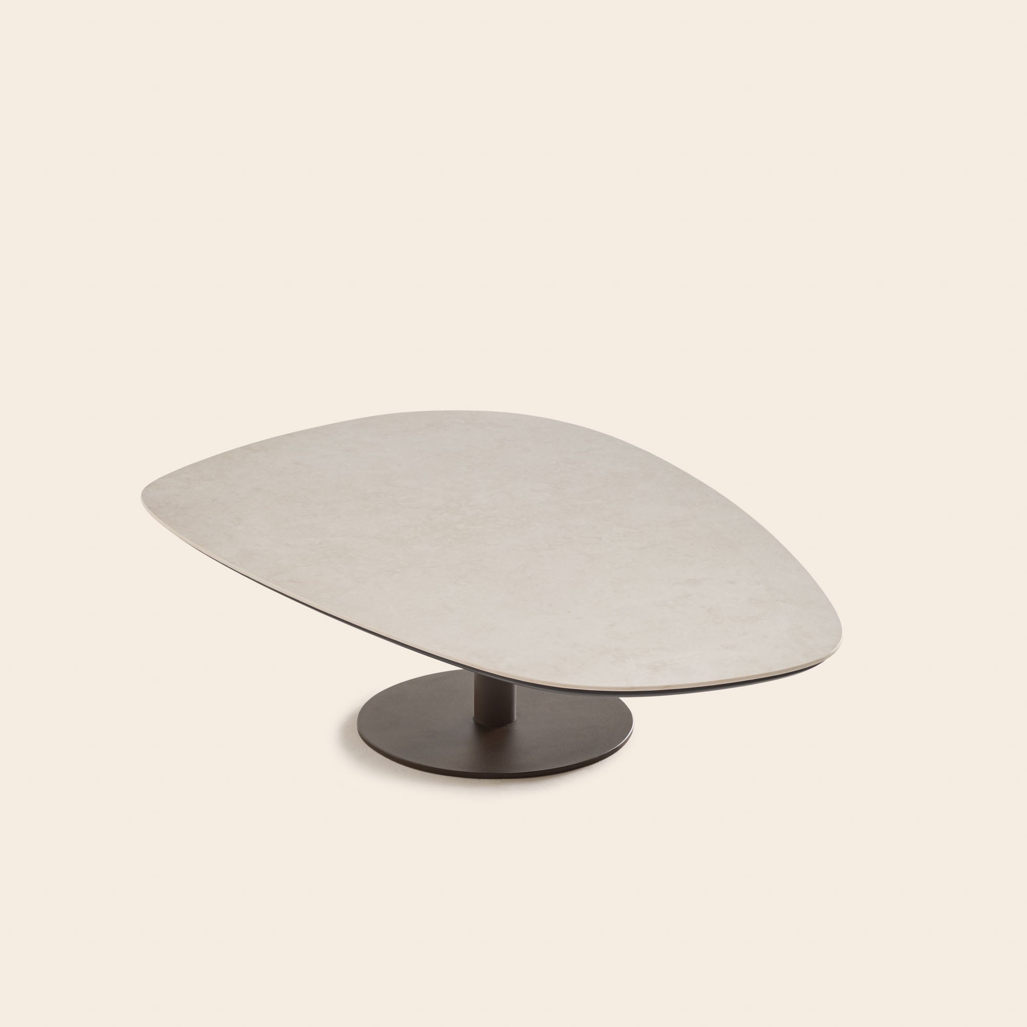 Table basse ISMERIA effet travertin et bronze